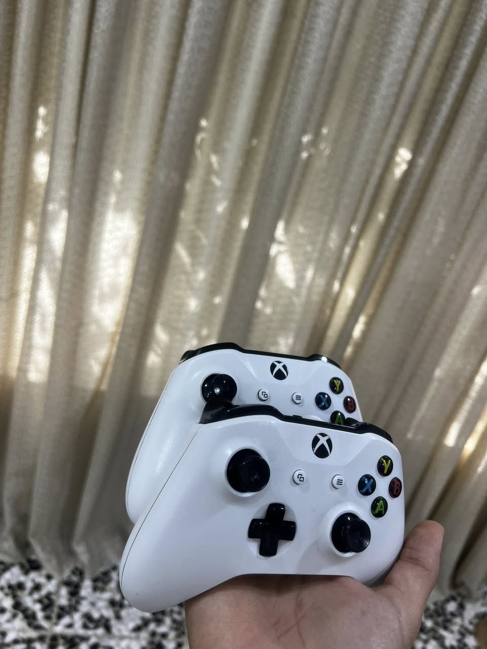 اكس بوكس وان اس واحد تيرة الجهاز مفتوح مبدل HD الجهاز يجي دبل جوستك و منزل بي اكثر من لعبة مثل فورزا هورايزن 5 و ماين كرافت و روكت ليگ وبعد اكو هواي ألعاب و باقي المواصفات المعروفة في الاكس بوكس للاستفسار ***********
