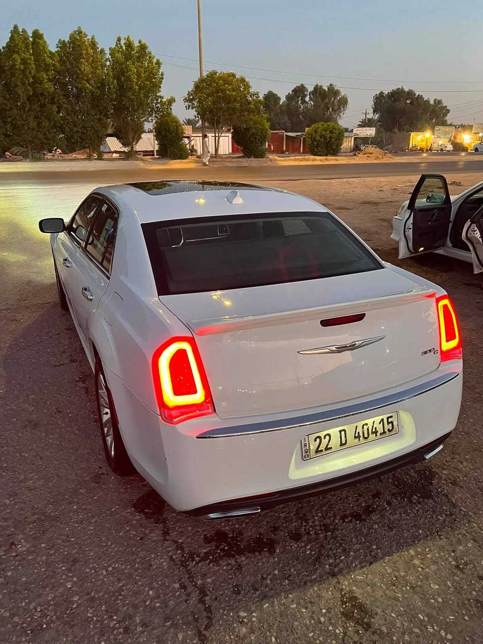 السلام عليكم اوباما 2016C
فول مواصفات 

    ✅ محرك 3.6 لتر V6 Pentastar.

* ✅ قير أوتوماتيك 8 سرعات 

* ✅ دفع خلفي.

* ✅ ويل مكسيكي 

* ✅ تشغيل بصمة ودخول ذكي 

* ✅ تشغيل عن بُعد (ريموت ستارت).

* ✅ شاشة 8.4 إنچ Uconnect.

* ✅ كاميرا خلفية.

* ✅ مقاعد جلد فاخرة.

* ✅ تبريد وتسخين للمقاعد الأمامية.

* ✅ تدفئة للمقاعد الخلفية.

* ✅ تدفأة ستيرن مع تحكم بالصوت والهاتف.

* ✅ تحكم كهربائي بمقعد السائق والراكب مع حفظ وضعية السائق.

* ✅ مرايا كهربائية قابلة للتعتيم والتدفئة.

* ✅ مثبت سرعة.

* ✅ دبل زون للمكيف (السائق والراكب كل واحد يضبط حرارته).

* ✅ إضاءة نهارية LED وضباب أمامي.

* ✅ ستارة خلفية كهربائية (إذا موجودة بسيارتك).

* ✅ نظام مراقبة ضغط الإطارات.

* ✅ نظام مانع انزلاق وثبات إلكتروني (ESP).

* ✅ 8 إيربكات للحماية. 

  ً✅مكان السياره الديوانية مركز المحافظة والسياره بيها مكانين بارد بسيط جداً  ماشيه 120

✅رقم بي واتساب ***********
