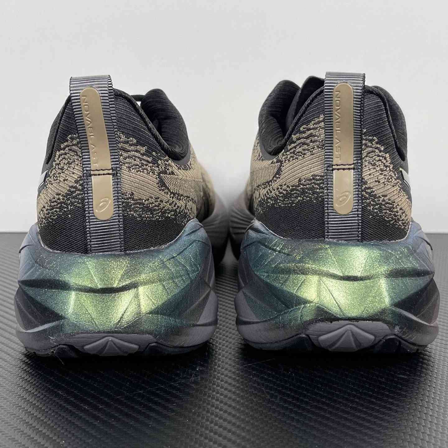 حذاء ASICS Novablast 4 Platinum باللون الأسود والذهبي الشامباني.
قياس.45
طول القدم28.5
السعر65 مكاني بغداد 
***********
