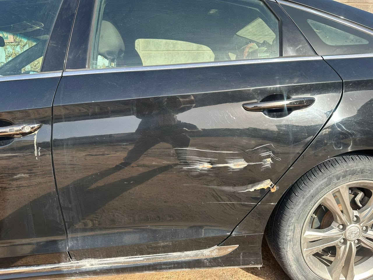 للبيع بسعر مناسب— Hyundai Sonata sport limited 2019 وارد أمريكي
سوناتا 2019 سبورت لون اسود ، رقم بصرة باسمي 
بدون حادث السياره سرقة دعاميات والصور موجوده 
🔹 شاشة كبيرة �🔹 نظام Apple CarPlay + Android Auto 📱�🔹 شاحن وايرلس سريع ⚡📱�🔹 نظام تحديد مسار (Lane Assist)ورادار امامي  بحاجه الى  برمجة �🔹 بصمة تشغيل ودخول�🔹 فتحة سقف�🔹 كراسي جلد نظيفة�🔹 تدفئة بالكشنات �🔹 ستيرن رياضي حرف D تحكم ستيرن�🔹 Bluetooth + USB
❄️ تبريد خلفي�❄️ قطعتين تبريد منفصل (Dual Climate)
‎🔹 أوتو هولد للتوقف�🔹 سايد بريك بصمة إلكتروني
✔️ محرك وكير  وشاصي مكفول �✔️ حدادية جديدة�✔️ تبريد ممتاز ثلج 
بيها ضربة بالباب واضحه بالصور وبالصندوق 
السعر133 ورقة  قابل للتفاوض بالمعقول
رقم هاتف :***********
