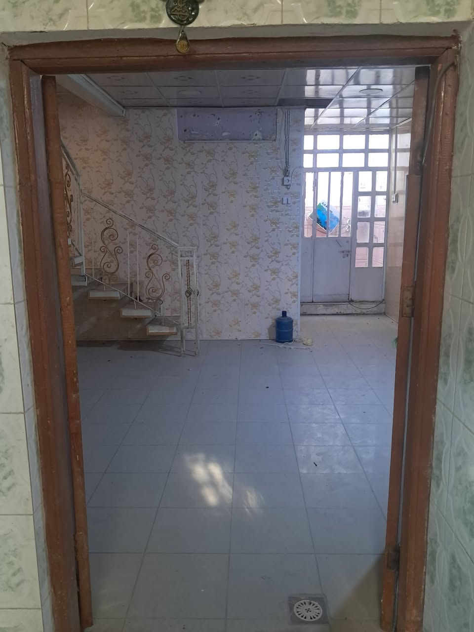 بيت للايجار قرب الدب بالناصريه
جهة الصبه 
٣ غرف نوم 
استقبال،صاله، مطبخ حار وبارد 
صحيات.   بالطابق الثاني غرفه نوم وبالصطح غرفه تغزين وصحيات 
قريب على الكورنيش والحبوبي يحتوي على سبالت عدد ٢ وكيزر وماطور وتانكي ماء ومجموعه تصفيه ماء الخ... 
الإيجار ٥٥٠ 
***********
