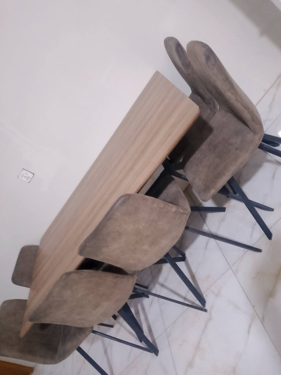 سلام عليكم
ميز طعام 6 كراسي صاج جديد مستعمل فتره قليله 
مكنسة كهربائيه 
موكيتات جدد قياسهن 2 في 3 والثانيه 2ونص في 3 ونص
الرقم *********** متواجد واتساب
