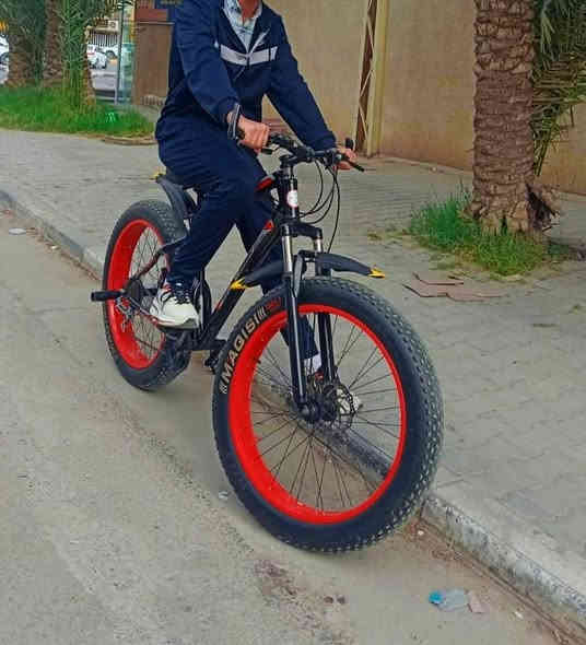 سلام عليكم بايسكل دبابه همر للبيع 

مواصفات الباسكل الكاملة:

نوع الدراجة: G.k.Bike

المكاين:

7 مكاين خلفية

3 مكاين أمامية 

تايرات عريضة مقاومة للانزلاق مناسبة للشارع، الرمل، الطين ديسك أمامي وخلفي تصميم رياضي هجومي المقعد مريح.

السعر 200وبي مجال العنوان النجف حي الامير
للأتصال *********** متوفر واتساب وماسنجر.
