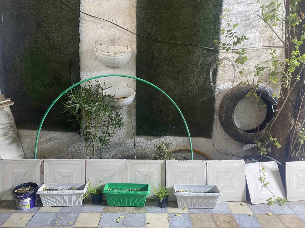 بيت في نواب الضباط يحتوي على 4غرف 5 حمامات ومحل وبي طابقين الطابق الفوك بي غرفتين وصاله ومطبخ و وطارمه و بلكونه ول طابق الجوه يحتوي على 4 حمامات وغرفتين وهول وديوانيه ومحل السعر 245 وبي مجال للتواصل ***********
