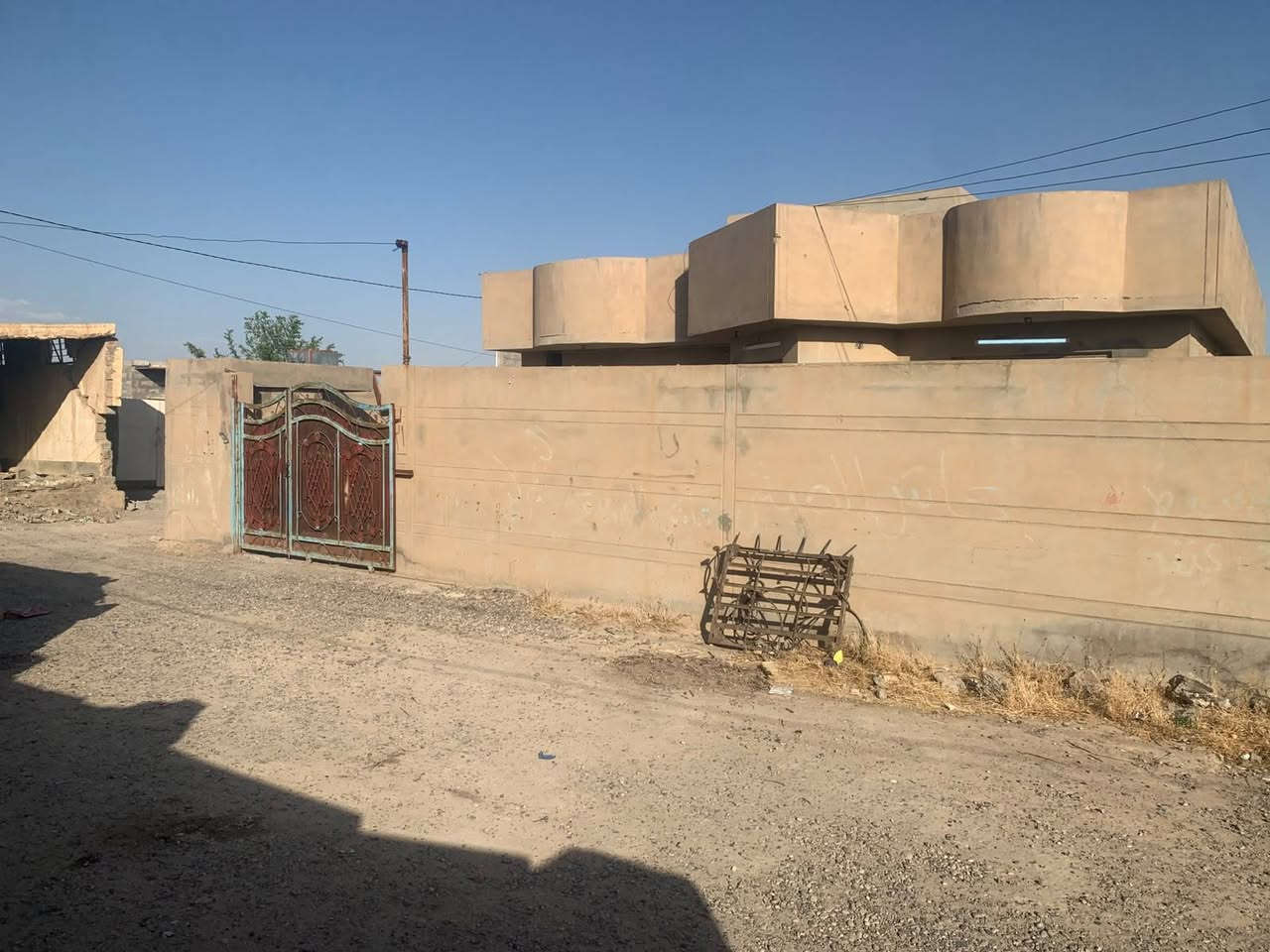 دار للبيع في (حماد شهاب) 300 متر غرفتين نوم 4×5 وغرفه خطار 6×4 ومطبخ 4×5 وهول 3×6وهول ثاني 2×6  ومجمع صحيات
للاستفسار اتصال ***********

