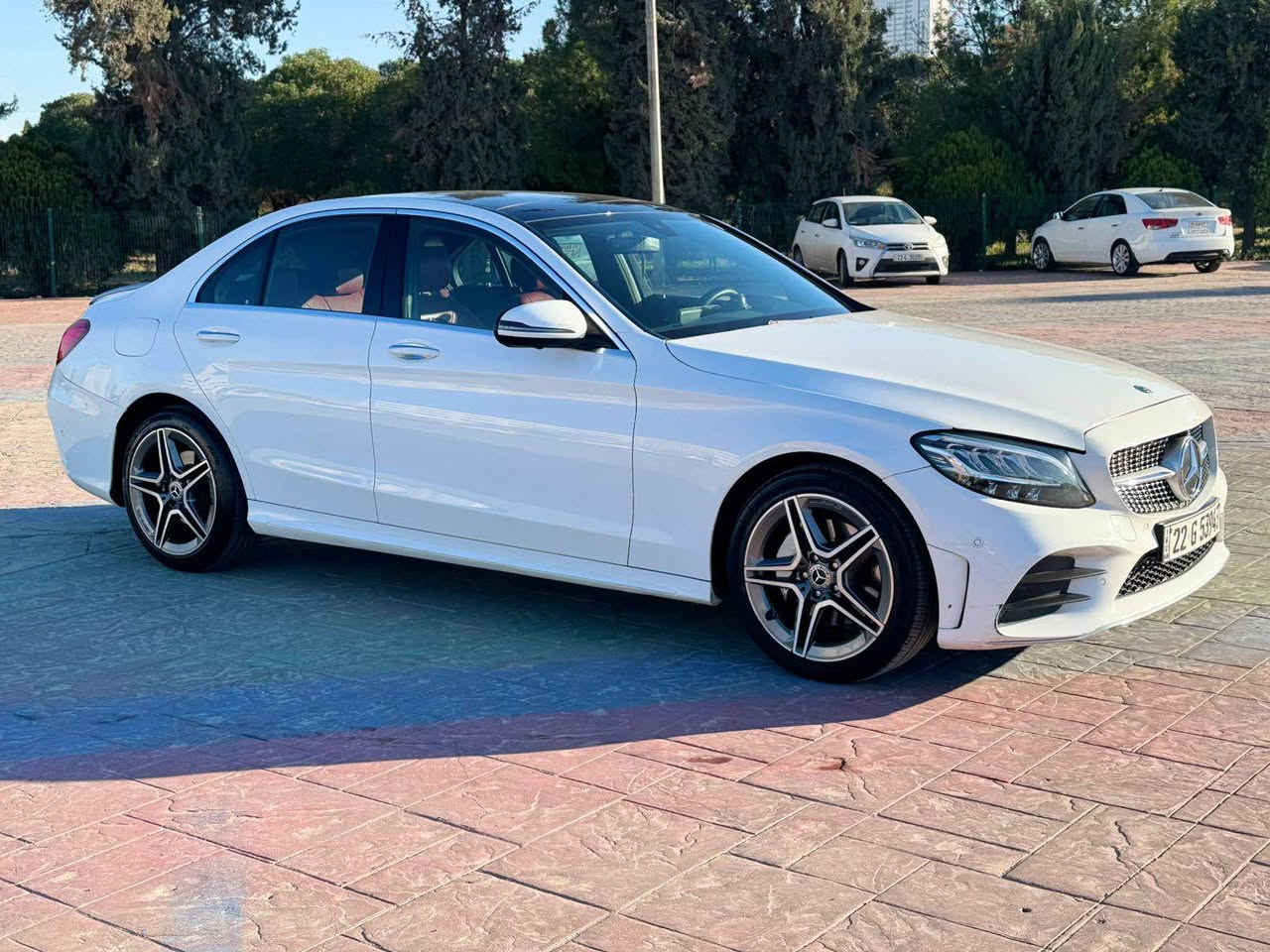 السلام عليكم 
نوع سيارة : ميرسيدس بينز 
موديل : ٢٠١٩
حجم : C200
سيارة خليجي شركة BCM 
ماشية : ٩٢ الف كم 
مواصفات : فول فول داخل احمر بيلادي -بانوراما-بودي AMG بيلادي -كشنات جلد هيتر ميموري-لايت ليد زينون-٥ كاميرات-حساسات-بردات بيلادي-يعني فول 
سيارة بدون صبغ حتى دعاميات شرط فقط شبر تعديل جاملغ خلفي 
سعر : ٢٦٥ ورقة 
*********** أربيل, العراق
