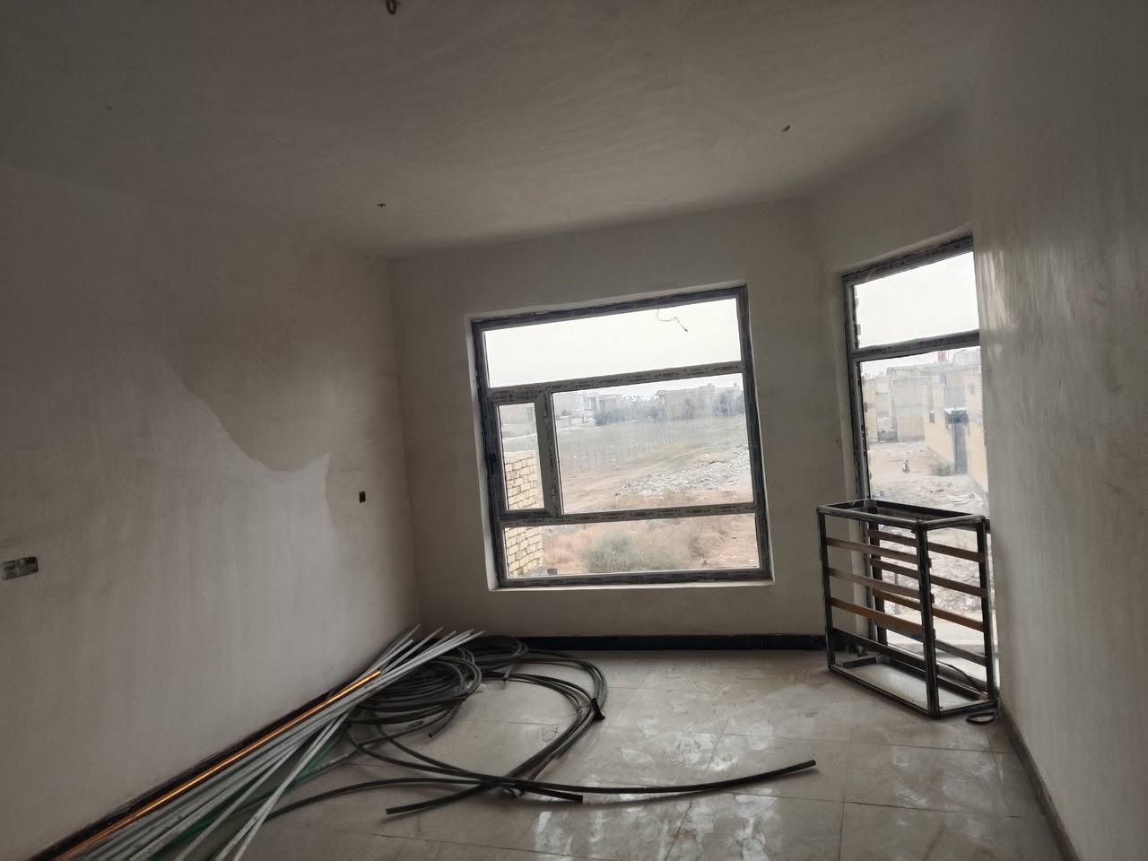 🏡بيت للبيع 🏡
طابو⬅️ اسهم مداور
💥العنوان⬅️ شارع السفينه قرب جامعة الامام الصادق 
⭕شارع 8 منر 
⭕مساحه 160 متر 
⭕واجه 9 منر نزال 18 متر 
طابقين طابوك🏡 كونكريت 
يتكون من 
▪️خمس غرف ▪️ثلاث صحيات▪️ اثنين صاله▪️ استقبال▪️ مطبخ 
االسعر💸💸 خاص 
للاستفسار الاتصال📞 على***********
