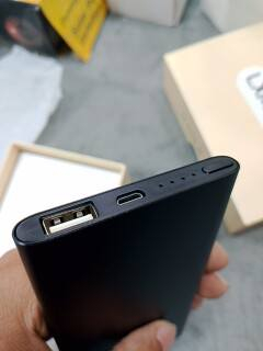 كاميرا سرية
يعمل كشاحن متنقل للأجهزة الإلكترونية وكاميرا لتسجيل الفيديو والصوت في آن واحد. 
دقة الفيديو: يسجل بدقة عالية تبلغ 1080 بكسل (1080P). 
سعة البطارية: يحتوي على بطارية بسعة 5000 مللي أمبير في الساعة. 
الرؤية الليلية: مزود بمصابيح تعمل بالأشعة تحت الحمراء للرؤية الليلية والتصوير في الظلام. 
يوجد توصيل لجميع المحافضات 🛵 
***********
