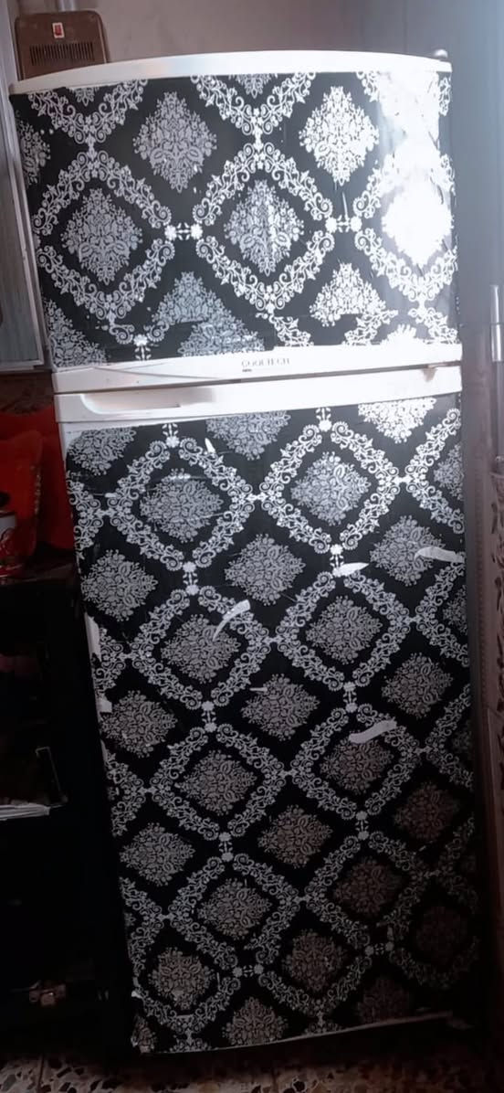 ثلاجة للبيع شغالة قيم واخذ عنواني مدينة الصدر ***********
