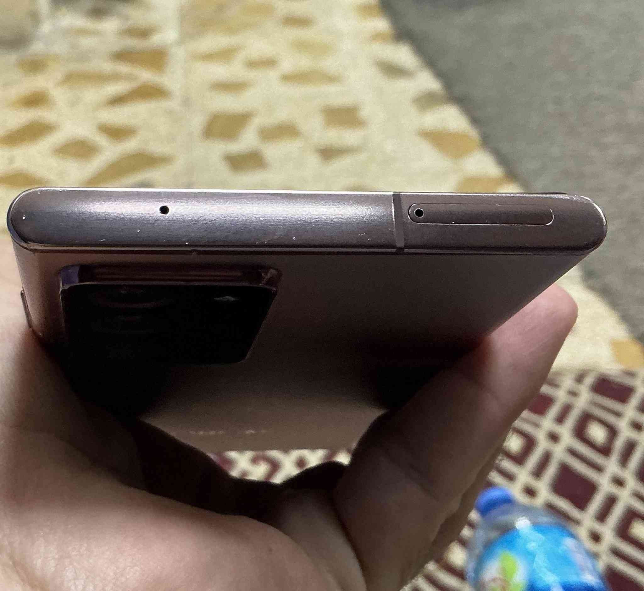 🔥 Samsung Galaxy Note 20 Ultra – Snapdragon (النسخة الأمريكية) 🔥
📱 الجهاز فخم ونظيف جدًا
الشاشة غاية بالنظافة – استخدام نظيف.
⚙️ المعالج: Snapdragon (أقوى وأفضل من الإكسينوس)
 أداء الألعاب:
يشغّل PUBG على 120 فريم مثل الورد 
سلس، ثابت، وماكو تهنيج
🔊 الصوت:
عالي، واضح، ستيريو قوي 🎧
📶 الاتصال:
– يقرا الخط عادي
– اتصال ممتاز على الواي فاي والبلوتوث
– مكالمات وإنترنت Wi-Fi شغالين بدون أي مشكلة
⚠️ ملاحظة للشفافية:
ظهر الجهاز مفطور
وموجود خلل بالشبكة الخلوية (علامة دائرة – لا يلقط إشارة اتصال عادي) بسبب خطاء من المصلح

جهاز قوي جدًا، أداء ممتاز، شاشة نظيفة، صوت فخم

سعره محسوب على حالته ٢٥٠الف
📞 ***********
