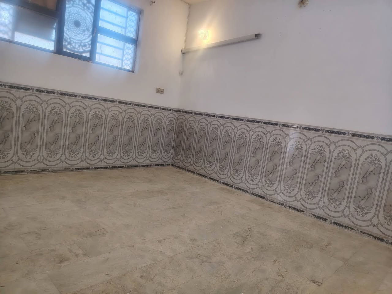 مشتمل ٥٠م حي النداء شارع مجمعات خلف مول بغداد يبعد عن الشارع ٣٠م ركن طابقين شغل جناي للستفسار***********
