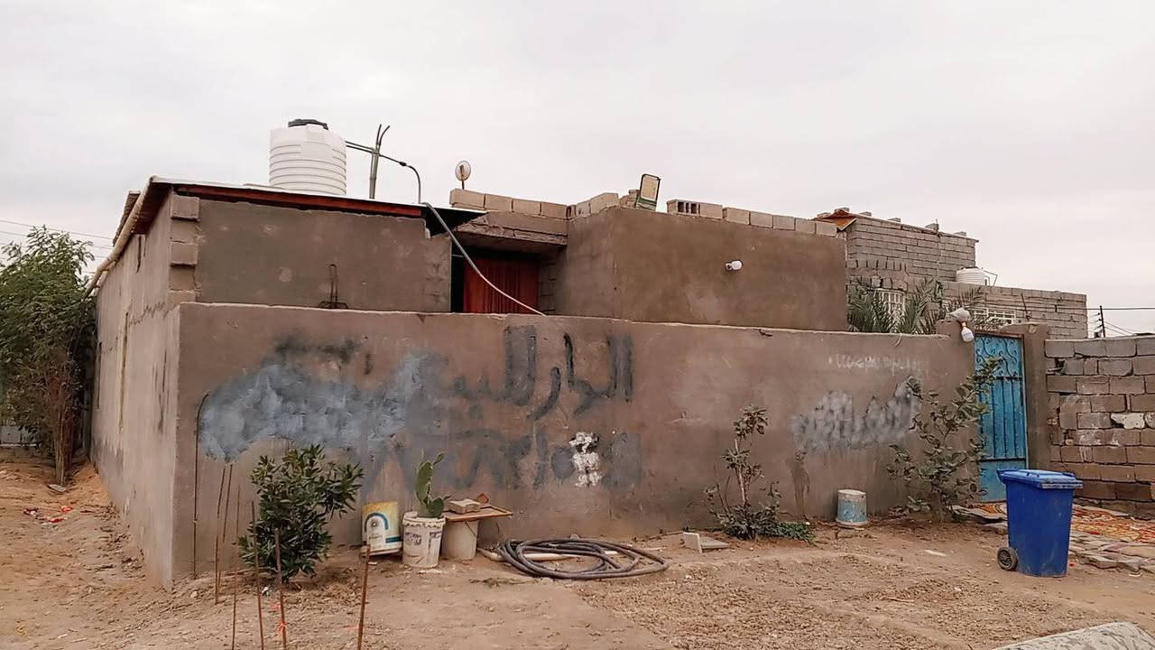 السلام عليكم بيت للبيع البصره الهارثه مقابل الطاقة الكهربائية مقابل مدرسه سيف الكرار 
البيت  صفحت الحواسم 
البيت متكون من 3غرف نوم كبار 
معا استقبال كبير 
ومطبخ فقط سندويج فقط 
معا ديوانيه خارجيه 
البيت كله سراميك ومخمر ابيض 
مرتب ونظيف وجاهز للسكن 
البيت كله عكاده فقط المطبخ سندويج 
البيت حواسم منطقه كامله 
السعر 35وبي مجال للشراي يجي يشوفه ويدلل 
رقمي ***********
