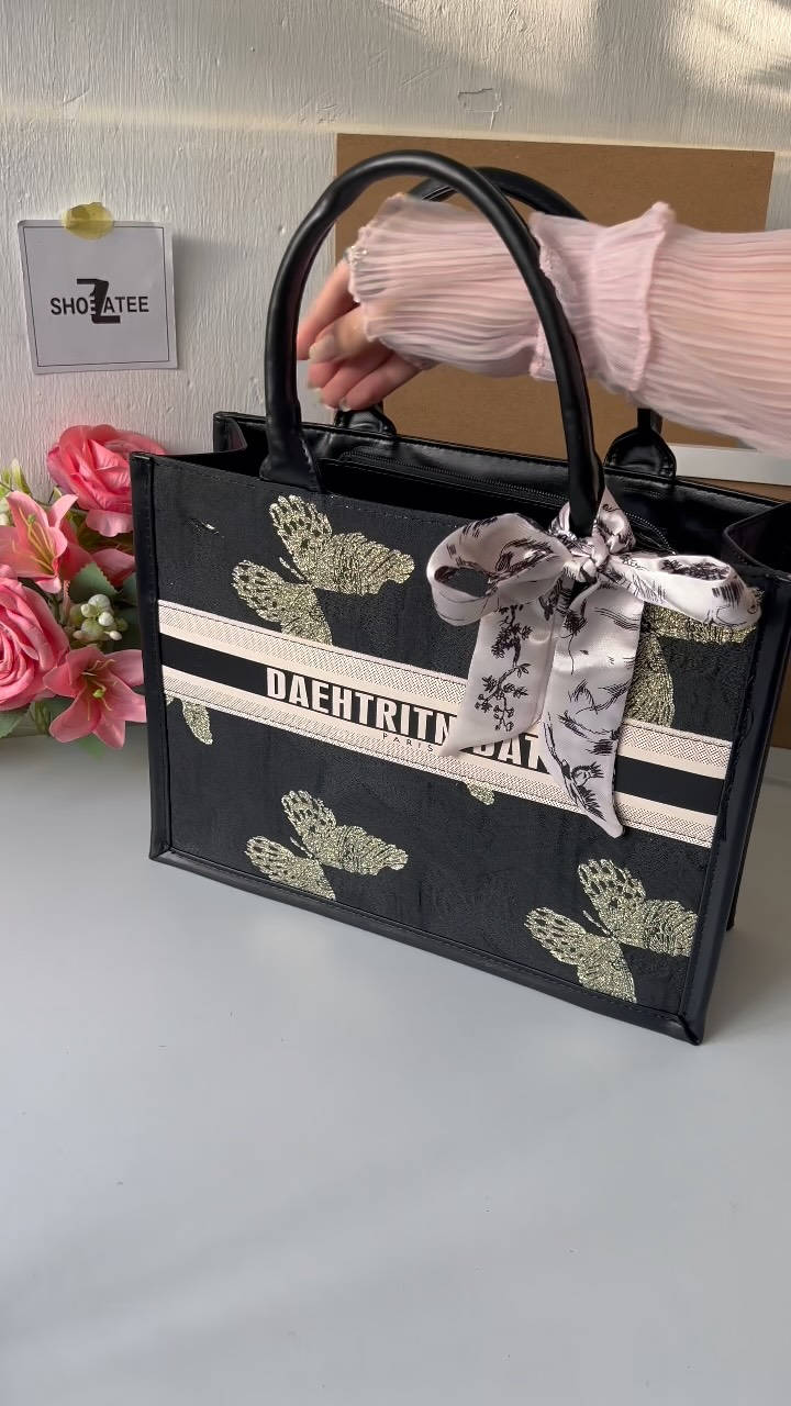 الي يحبون الفخامه والاناقه والحقائب الكلاس، الي ميروح موديلها 🤩🤩وفرنالكم موديل DÎôR✨✨
سعر القطعه عرض 15 الف فقط
كوالتي عالي جدا مع كيس قماس،..وسكارف حريري
حجم كبير،، مبطنه بطانه ضد الماء
تصويرنا حقيقي وبدون فلتر✅
قياساتها(عرض 36 سم/ ارتفاع27 سم)
التوصيل5 الاف لكل العراق


**إذا كنت صاحب هذا الإعلان وتريد حذفه لأي سبب، رجاءا أرسل رسالة إلى الدعم الفني**