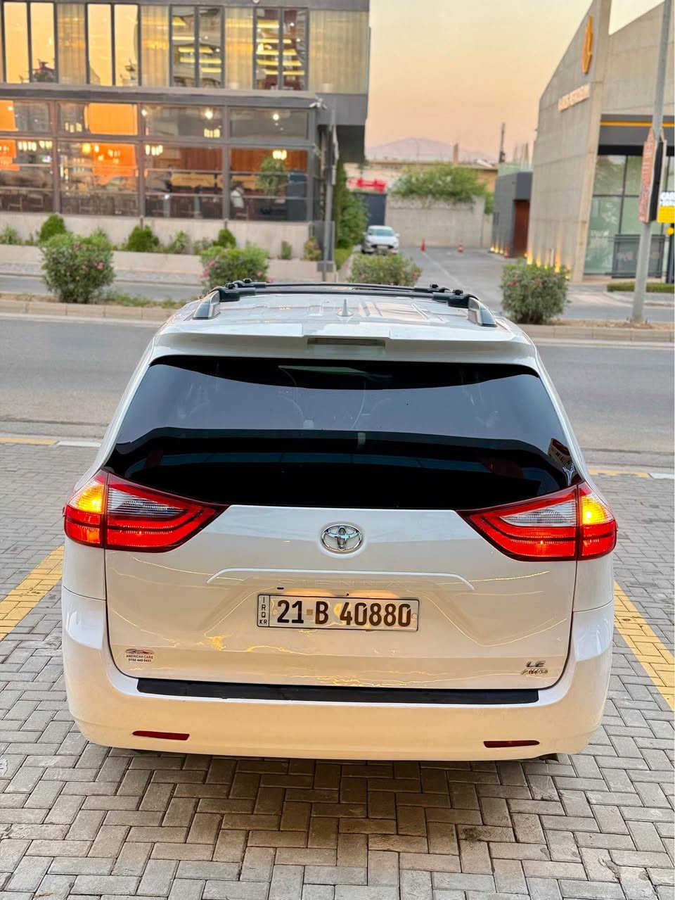 للبيع: تويوتا سينّا 2020 (Toyota Sienna LE)
 الموديل: 2020
 الفئة: LE
 اللون: أبيض
 المسافة المقطوعة: 39 ألف ميل فقط (سيارة لوك بحالة الشركة)
 السيارة باسمي وتحويل غرامات وسنوية كلها جاهزة.
حالة السيارة والبودي:
 السيارة بوضع الشركة وبحالة ممتازة جداً (لوك لوك).
 البودي بيه (بقعتين صبغ فقط) في الجاملغ والبونيد، مو قطع كاملة.
 الصندوق بيه تعديل بارد (بقعة واحدة) بدون صبغ.
 المحرك، الكير، التبريد، الصدر، والأيرباغ كلها بشرط الفحص والشركة.
السعر: 275 ورقة (27,500$) وبيه مجال.
رقم الهاتف: *********** السليمانية, العراق
