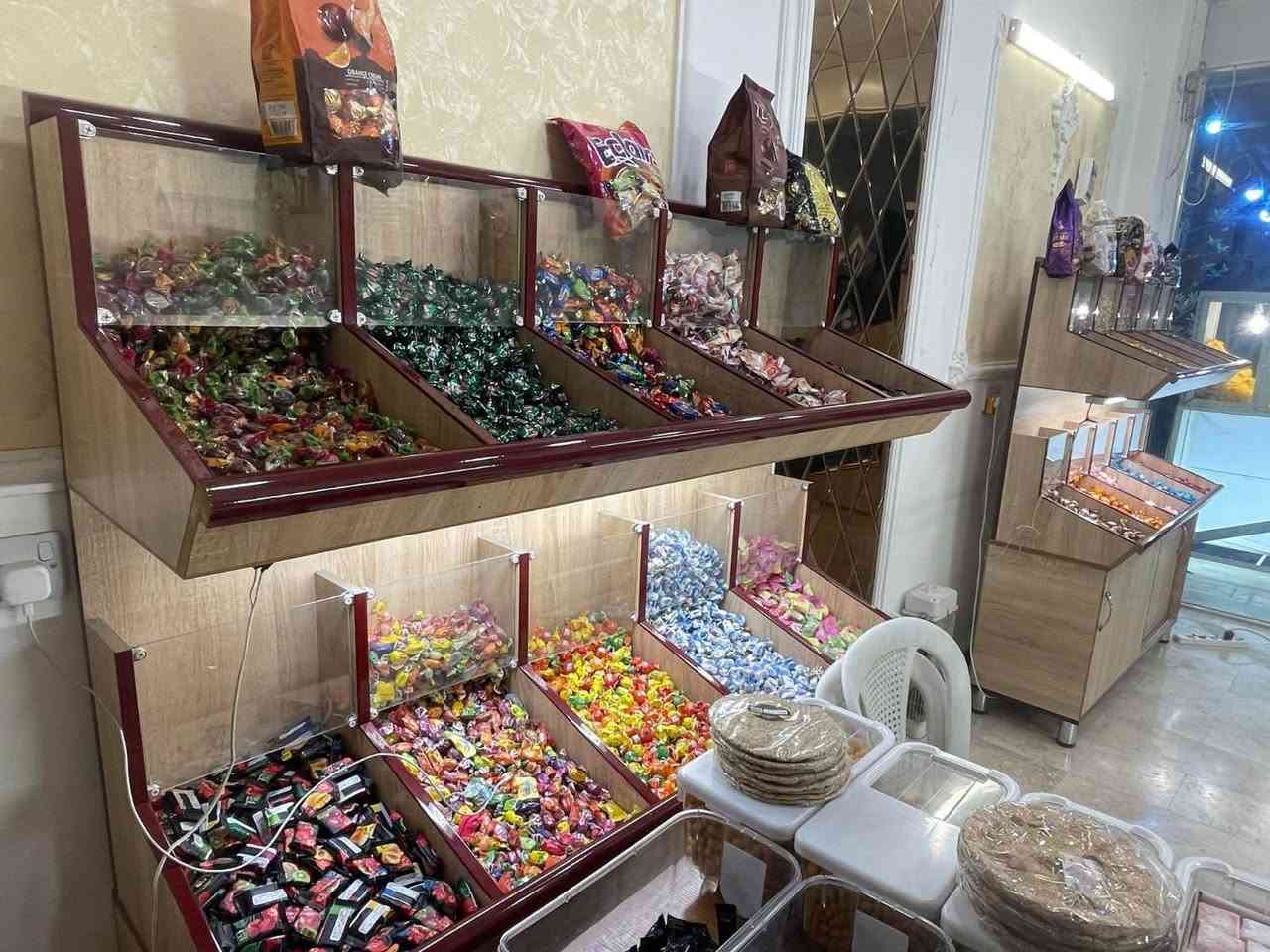 ‏السلام عليكم متوفر رفوف مستخدم قليل درجة أولى يتكون من قطعتين منفصلات واحد للعرض والثاني￼ للخزن للاستفسار￼ أكثر الاتصال على الرقم  ***********￼
