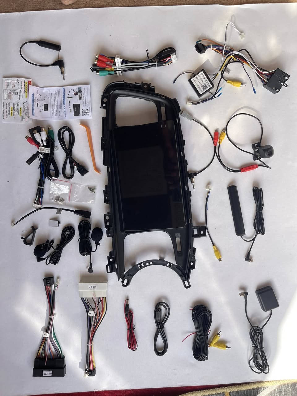 شاشة  كيا أوبتيما (K5) للموديلات بين عامي 2013 و2015.
rocacar.com
rocacar.com
 +1
تتضمن هذه المجموعة المكونات الأساسية التالية:
شاشة لمس ذكية: بمقاس 9 أو 10 إنش غالباً، تعمل بنظام أندرويد وتدعم تطبيقات مثل خرائط جوجل، يوتيوب، ومتجر Play.
إطار الديكور المخصص: مصمم ليتناسب تماماً مع تابلوه سيارة كيا أوبتيما 2013-2015 ليعطي مظهراً أصلياً (فبريكة).
مجموعة الكابلات والوصلات: تشمل كابل الطاقة الرئيسي (فيشة بفيشة)، ووصلات RCA للصوت والصورة، ووصلات USB.
ملحقات إضافية: تظهر في الصورة لاقط هوائي GPS لتحديد المواقع، ميكروفون خارجي للمكالمات، وكاميرا رؤية خلفية مع كابلاتها. 
الميزات التقنية الشائعة لهذه الأنظمة:
دعم أنظمة Apple CarPlay و Android Auto لاسلكياً أو عبر الكابل.
اتصال Wi-Fi و Bluetooth للمكالمات وبث الموسيقى.
دعم التحكم من خلال أزرار عجلة القيادة
ذاكرة عشوائية 8 جيجابايت وسعة تخزين داخلية 256 جيجابايت.
شاشة بدقة 2K وتدعم تقنية CarPlay للاتصال بالهواتف الذكية.
تتضمن ميزات الاتصال GPS و 4G، وتدعم نظام كاميرا 360 درجة.
تأتي مع مروحة تبريد مدمجة لإدارة الحرارة الناتجة عن التشغيل [
السعر 150 الف مكان الديوانيه 
وتعرفون سعرها من 200 الى 350 ال


**إذا كنت صاحب هذا الإعلان وتريد حذفه لأي سبب، رجاءا أرسل رسالة إلى الدعم الفني**