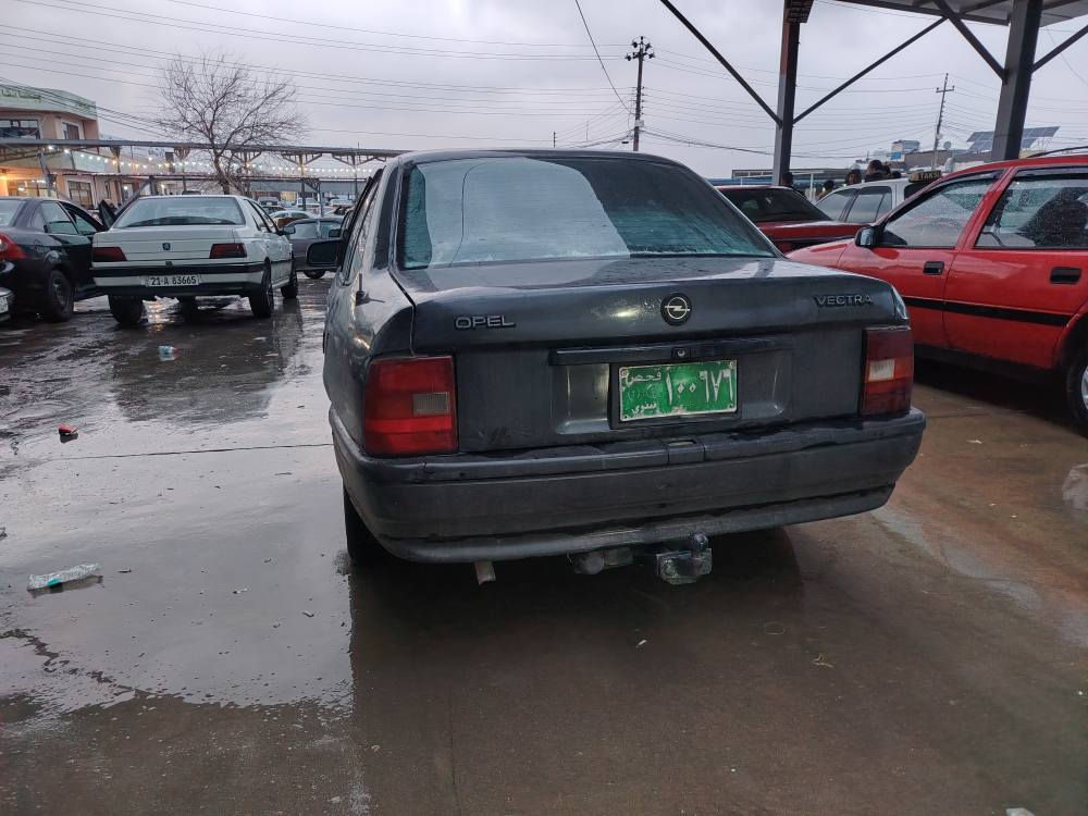 اوبل مكينه 16 
موديل 1992
***********
***********
 ارمي بلاستيك 
كيچي به نزين 
حماوه 
ته نانه ت گلوبي سه قفيشي ايش اكات 
جه ره سي لايته كانيش 
سه ياره كه به شه رتي گيرو مه كينه 
به شه رتي چركه ي تيا نه بيت 
مالي دوسته 
اوبل به تامي كرولا 
چوارتايه و ويلي تازه السليمانية, العراق
