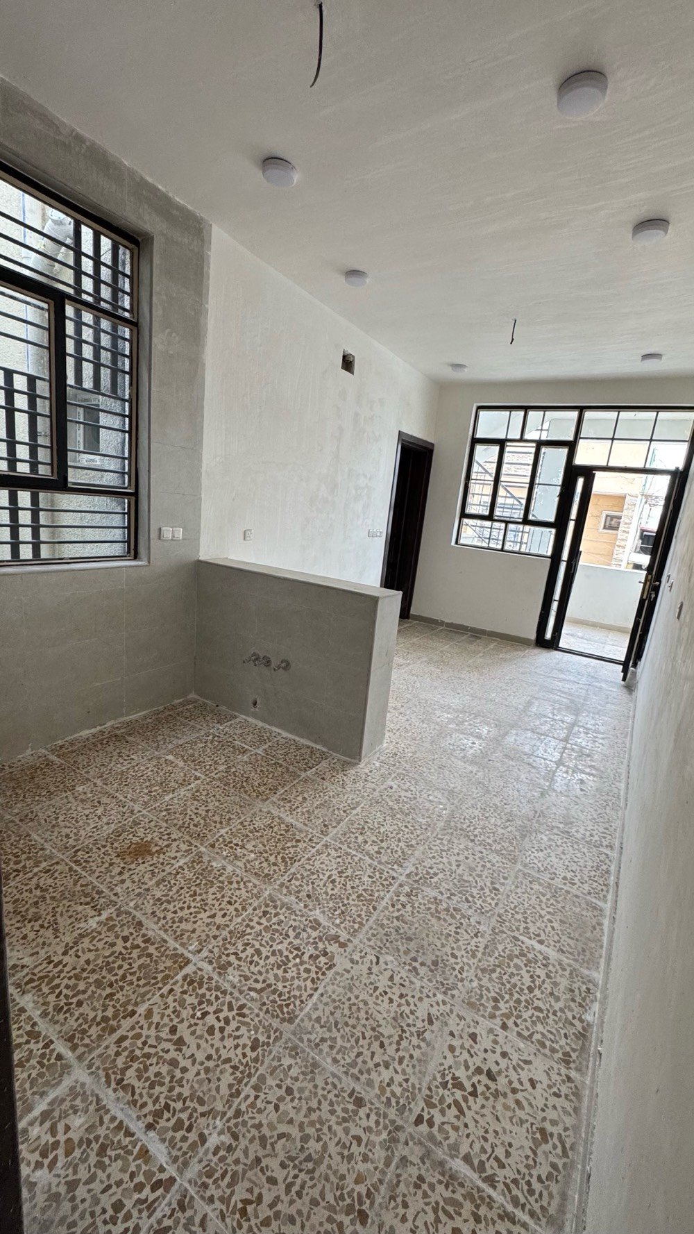 للايجار في السيدية وحدات سكنيه عدد 2 طابق اول (فوق الارضي) وطابق ثاني  مساحه كل مشتمل 80m يحتوي على 

‎غرفه نوم كبيره 
وصاله مفتوحه على المطبخ
وخدمات صحيه

سعر الطابق الاول 600
سعر الطابق الثاني 550
موقع: السيديه - مربع الاقتصاديين 
_______________________________________
للاستفسار ***********
الكوخ للتطوير العقاري