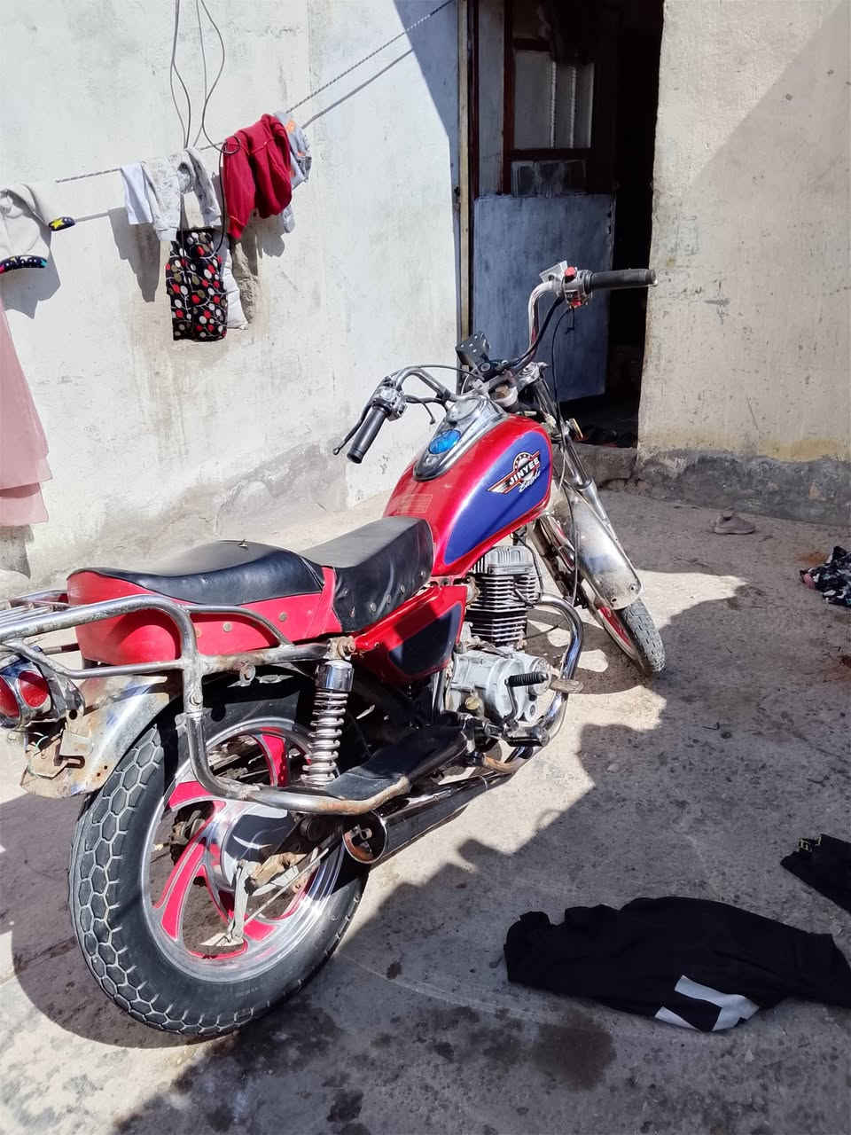 سلام عليكم دراجه جني للبيع دراجه نضيفه ومحركها مكفول دراجه بدون اوراق بس اني اكفلك ياه من صرقه سعرها ٢٥٠ بيها مجال بسيط. للاستفسار ***********
