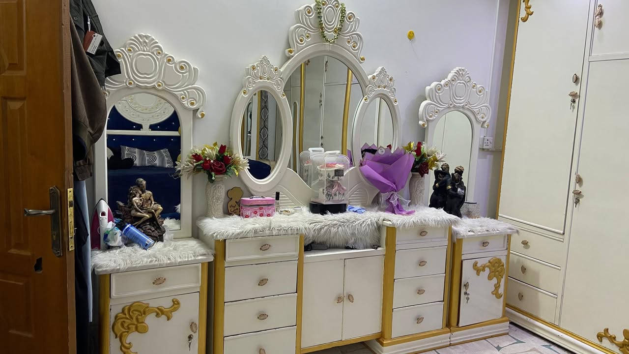 بيع مستعجل 
غرفة نوم تسگام ضخمة وخشب ثقيل 
مع كامل ملحقاتها 
ملاحظة / بيبان الكنتور الوسط سلايد 
وميز المراية وجوانب الجرباية الدواليب مشمولين بالغرفة هم 
مع طبلات العدد 4 ع كتر


**إذا كنت صاحب هذا الإعلان وتريد حذفه لأي سبب، رجاءا أرسل رسالة إلى الدعم الفني**