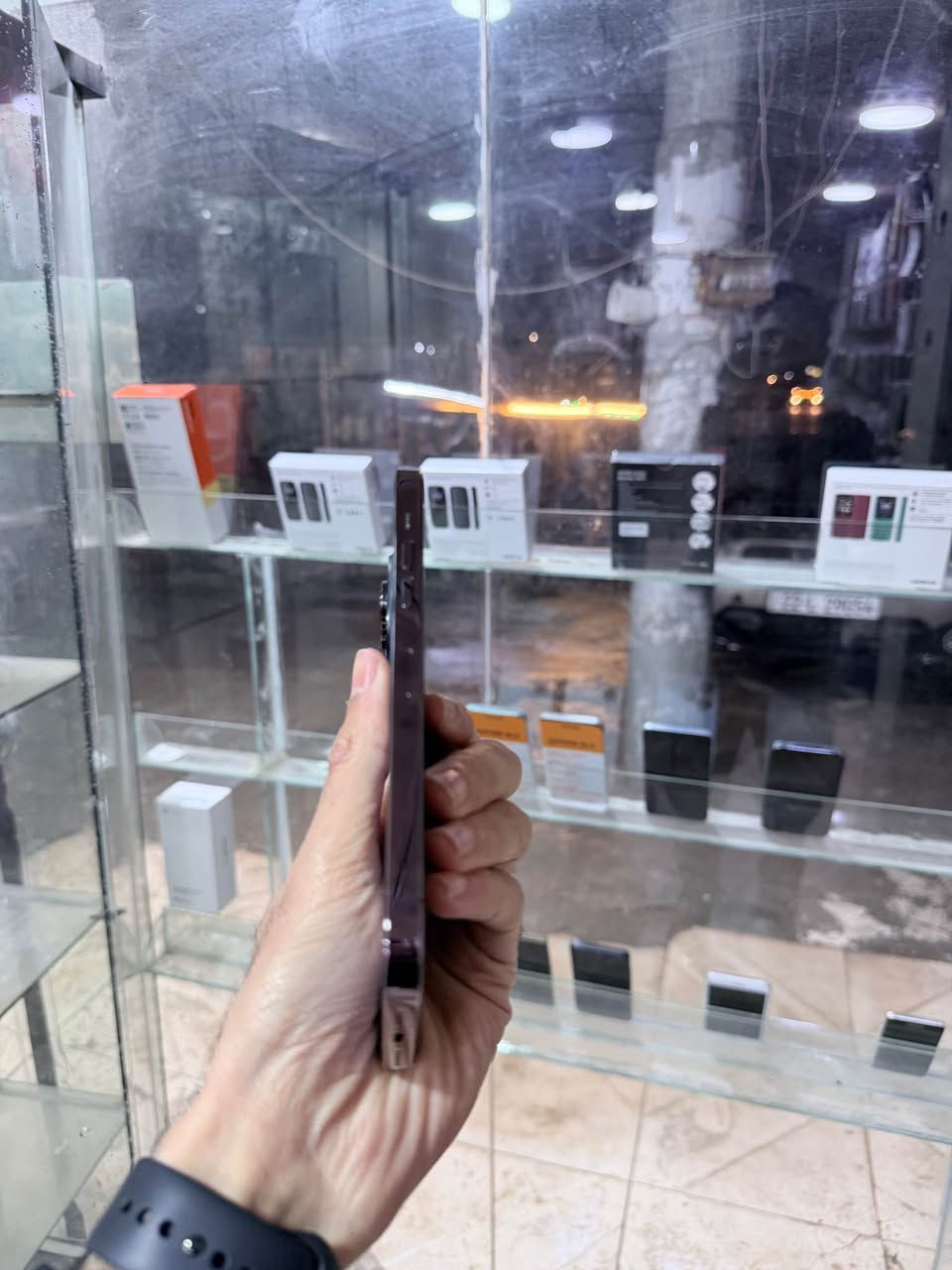 ئایفۆن ١٤ پڕۆ ماکس ڕەنگی مۆر
شتێکی هەتا بڵێی جوان و خاوێن بێ شوخت
کەپسەو نەکراوەتەوە زەمانی کۆمپیتەر و هەوا
128 گێگای یەک سیمکارت پاتری 79
نرخی 519 دۆلار گەیاندن هەیە 
ناونیشان هەولێر-قەڵاتی نوێ مۆبایلی هاوکار
ژمارە مۆبایل :- 📱*********** أربيل, العراق
