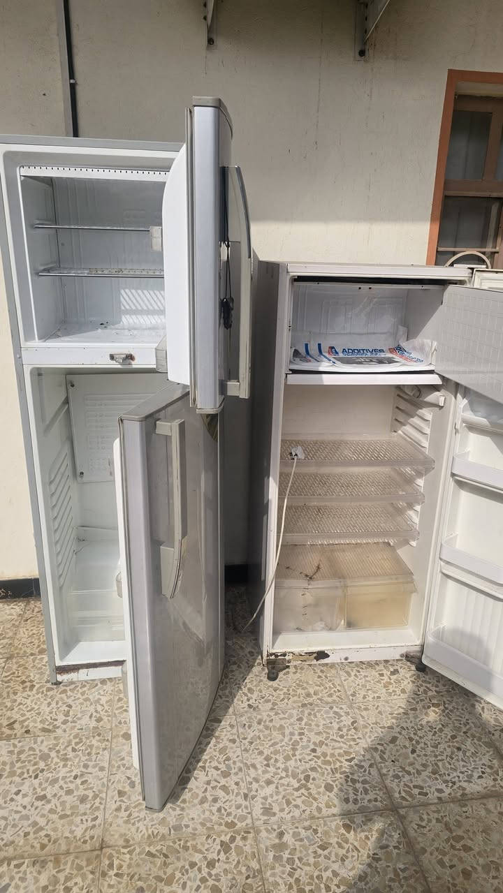 ثلاجتين للبيع بسعر مناسب شغالات نظيفات ***********
