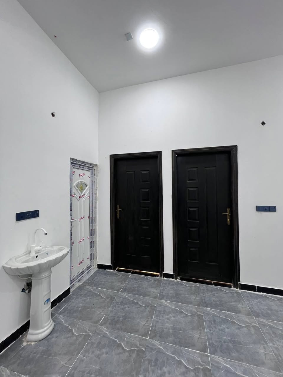 دارين سكن #متجاورات 🏠
البصرة - ابي الخصيب - طريق سيد حامد 
قرب مدينة الأندلس السكنية 
#مساحة_الدار_الواحد :: 165م
#يحتوي_كل_دار :: كراج . صالة . مطبخ . استقبال
صحيات داخلية وخارجية . غرفتين منام . مناور 
ملك صرف زراعي عراقي نموذج 25
البناء حديث / شغل مرتب 
شارع 10م : ماء : كهرباء : انارة : مدارس 
#سعر_الدار_الواحد : 85 مليون قابل للتفاوض
#للأستفسار :: ***********
