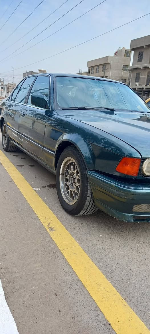 سلام عليكم عندي هاي بي ام موديل ٩٣ رقم بغداد انكليزي تحويل مباشر لحجم ٧٣٥ اصلي الون زيتوني سياره جديده كير مكينه جديدة صدر جديد تخم تاير جديد ويل كب نيكل جديد دبل كمبيوتر دبل يرباك جام كهرباء كله شغال فتحه سنتر لوك مكانه بغداد لشعب رقم ***********لسعر ٣٣
