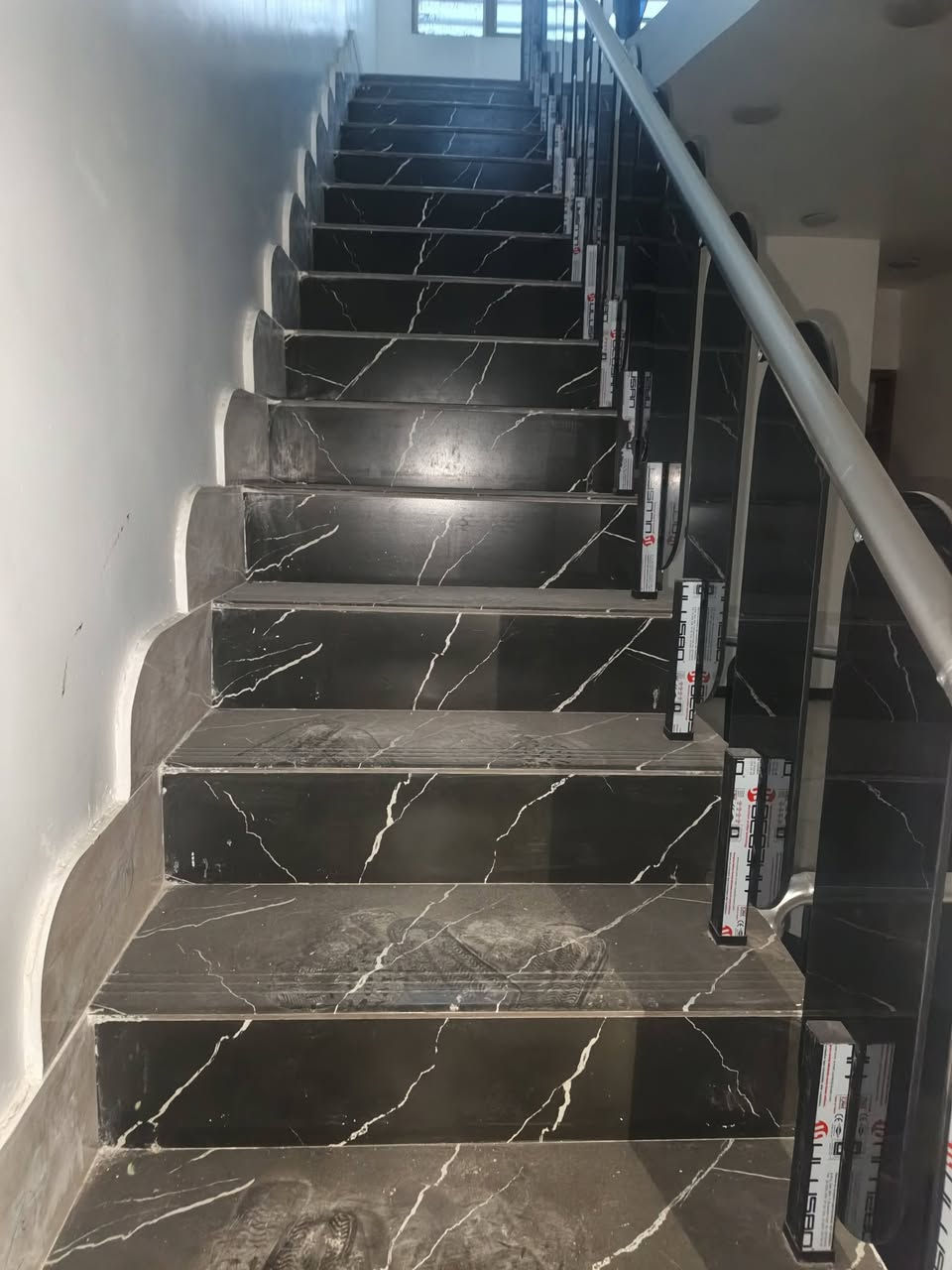 السلام عليكم
بيت للبيع أو ايجاربالمربع الذهبي المساحة ١٠٠متر 
البناء 2025  يحتوي على ٣غرف ٣حمامات مطبخ كبير مع الكاونترات فصال استقبال معزول حمام خارجي منور بلكونه
صطحين مع بيتون كبيرة قرب شارع ٤٠ بضهر شركة اسكانيه
تفاصيل أكثر اتصال مباشر مع صاحب البيت ***********
