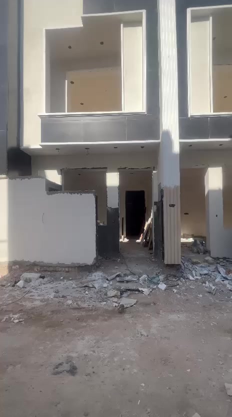 السلام عليكم يتوفر لدينا بيوت عدد اربعه مساحه 50 متر الجبهه خمسه والنزال 10 متر تحتوي على صاله في الوجه مطبخ حمام وتواليت طابق الثاني غرف اثنين وحمام موضحه في الفيديو تستلم مفتاح السعر ٦٥ مليون مع المجال العنوان الدوانم خالد الشرطه الخامسه شارع بغداد مربع راقي يتوفر كافه الخدمات ما ء و كهرباء تبليط الاتصال على رقم الهاتف ***********
