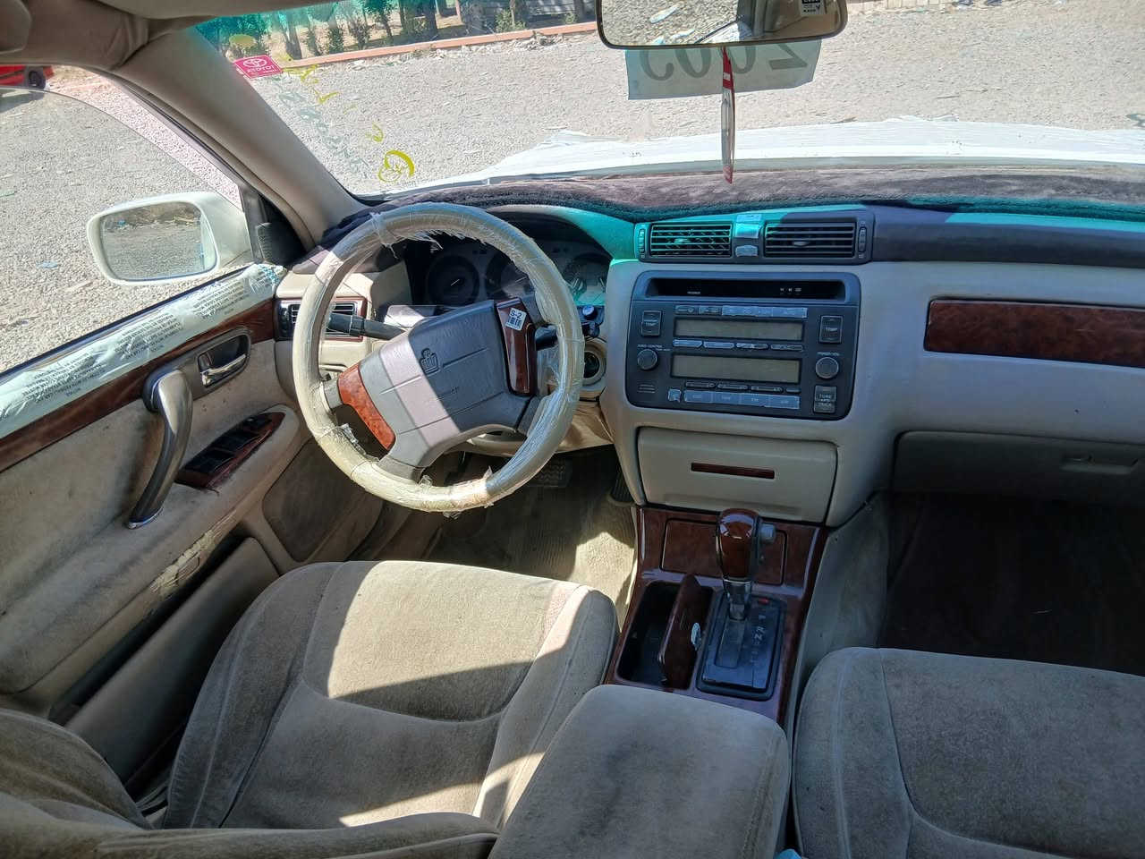 مەلیڪە بڕاوە
٢٠٠١ 
vvt
سەیارەکە بەس گێڕی تەواو نیە
کێشەشی نیە بۆ ڕۆشتن
مەکینە هەڵمی دەمیشی نیە تەقەو ڕەقە هەموی بەشەرت
سەیارەکە جایزە 
قفڵ قفڵ ٢٥ گڵا 
لەکەلارم
***********
