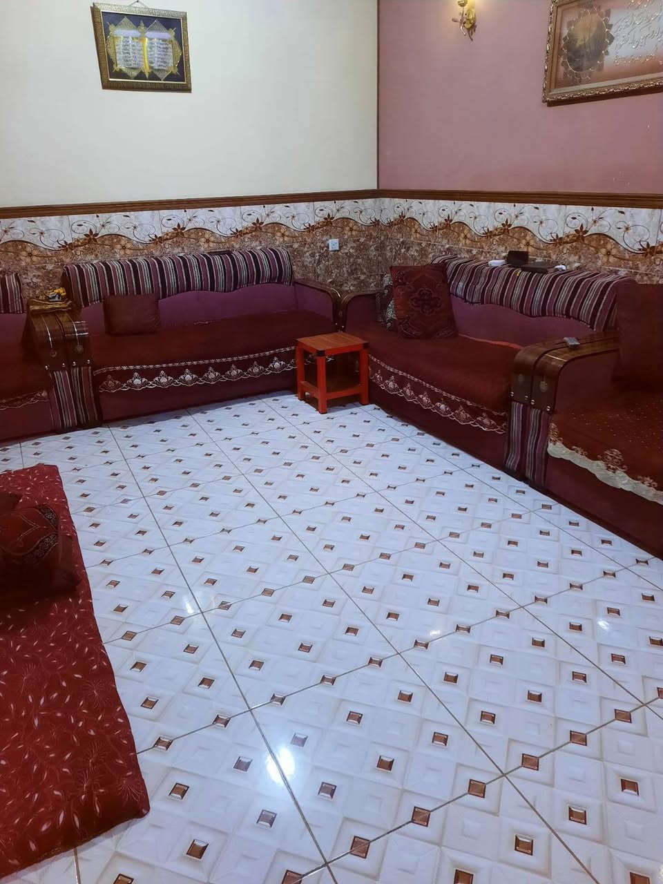 السلام عليكم بيت للبيع مساحة ١٢٠ متر الطابق الأرضي يحتوي على استقبال وغرفة نوم وساحة درج واسعه وحمام الطابق الثاني يحتوي على غرفتين نوم وحمام وسطح في الخلف البيت كامل من كلشي عدة الواجهة مكان البيت ابو غريب حي الشهداء قرب جامع الرحمن الرحيم ثاني بيت عن السريع الدولي في ركن المنطقة السعر ١٢٥ مليون وبيه مجال رقم الموبايل ***********
