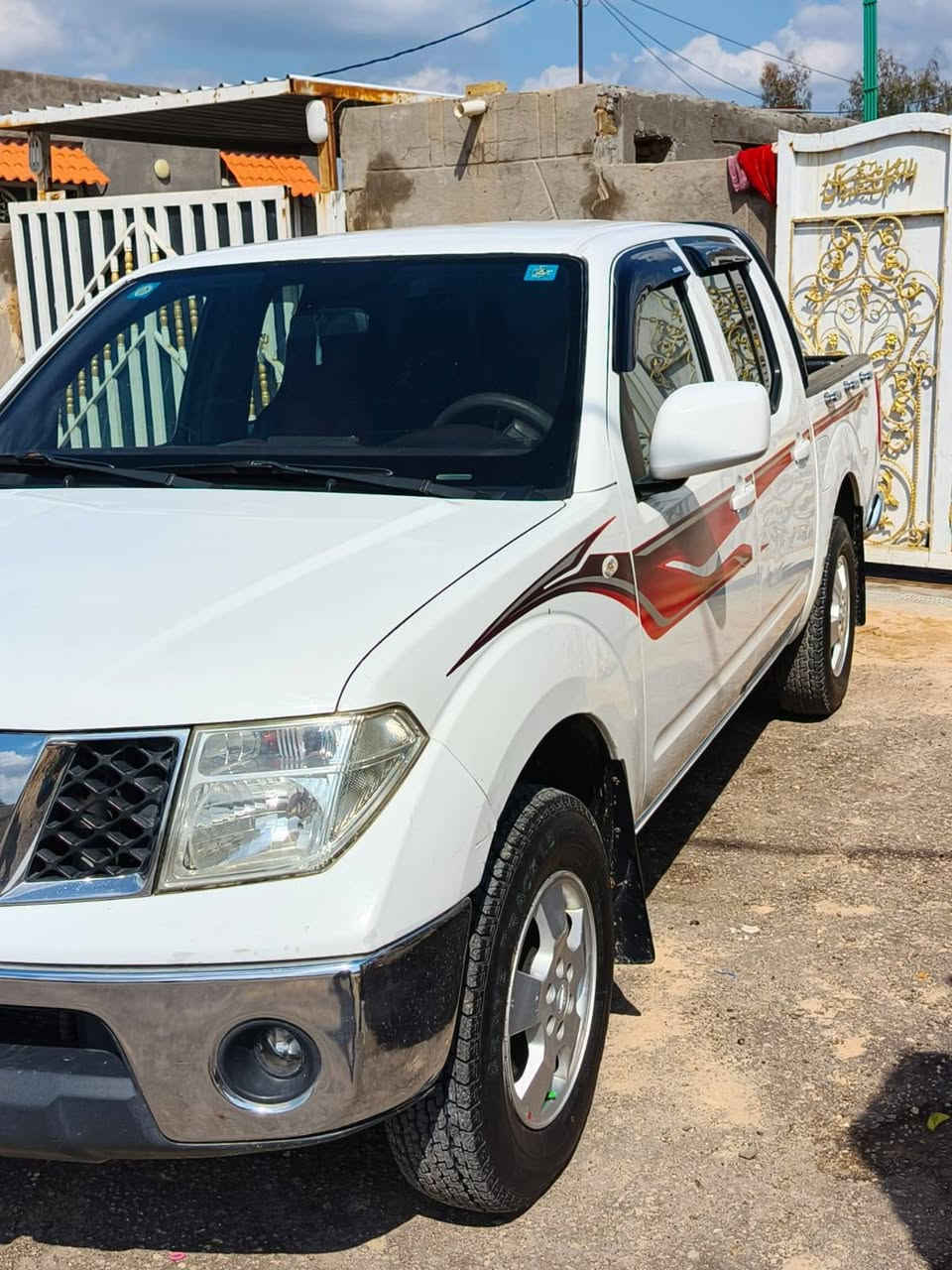 السلام عليكم ورحمة الله وبركاته  .

نيفاره 2015 .
كفاله عامه ماعدا الباب الي خلف باب الصدر بيهه بارد بسيط كما موضح في الصوره .
 كير اوتماتيك .
مكينه ما مفتوحه لا تنقيص ولا تبخير .
تبريد فول تدفئه فول .
ارضيه جلد .
كشفات زنون .
تخم تاير .
حداديه فول .
سياره خير من الله مال جناي .
رقم الانكليزي واسط بأسمي .
تحويل مباشر . 
المكان بابل .
السعر اتصل وبيك خير وتدلل .
رقم الهاتف *********** .
