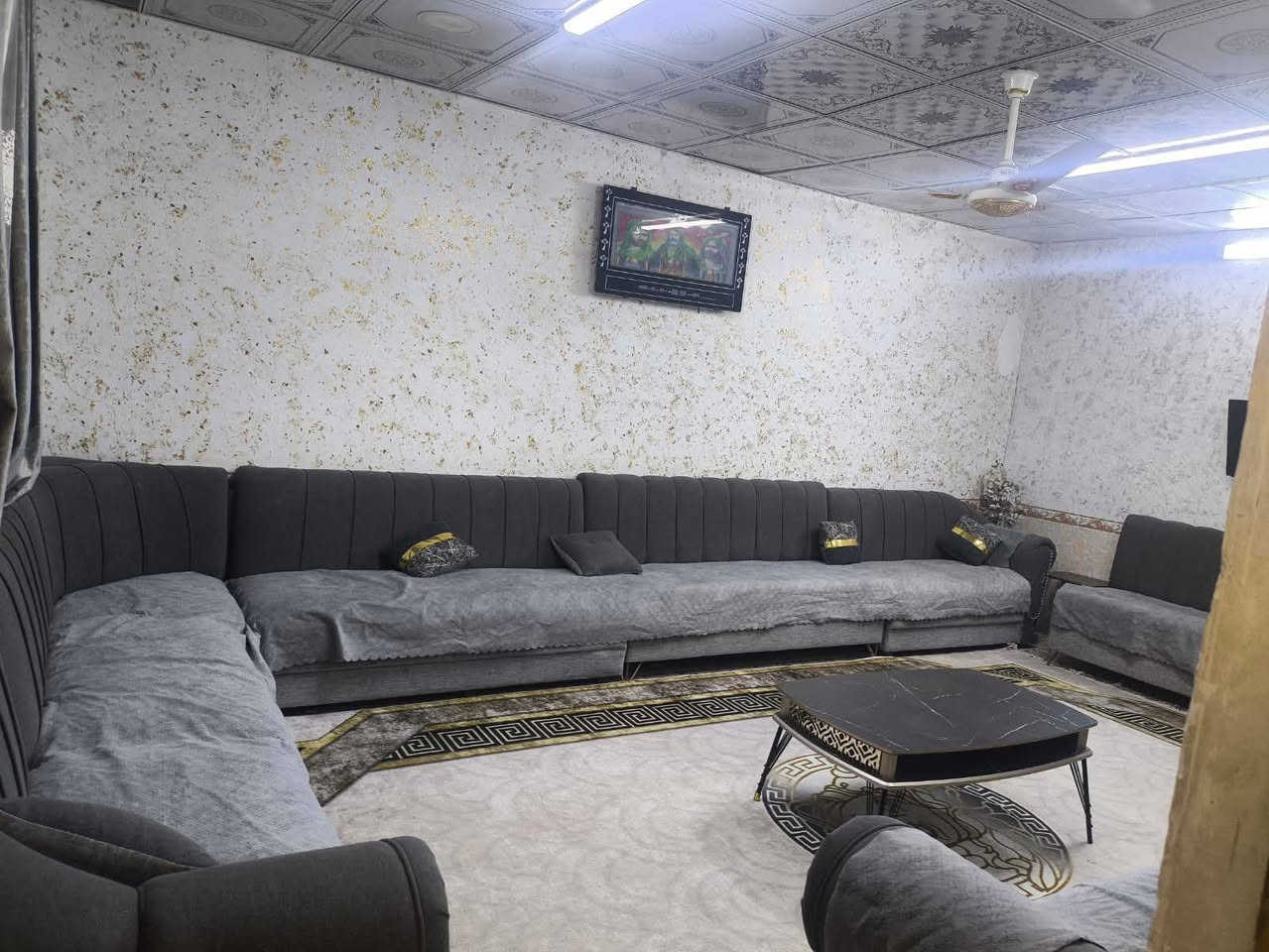 السلام عليكم... 
بيت ٢٠٠متر للبيع
البيت في حي الجمعية شارع الوائلي الفرع مقابيل محطة لغسل السيارات فرع صمون الكوثر البيت الثالث عرض الشارع ١٢متر مقابيل ساحة..
البناء قديم ولكن قابل لسكن 
الطابق الاول :-
غرفتين وصاله واستقبال ومطبخ وحمام داخلي وخارجي مع صبه 
السقف صبابه وغرفتين سقف جديد شيلمان
الطابق الثاني:-
غرفتين والثالثه صغيرة للأطفال مع مطبخ وحمام وصاله وسطح
السقف سندويج الطابق الثاني بناء جديد

‏‪***********‬‏ النجف, العراق
