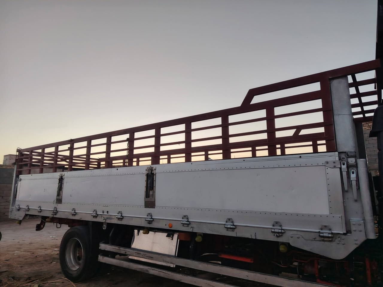 سلام عليكم للبيع محجر شخاط نضيف طول 6و75ارتفاع 60وباب دفتري للاستفسار اتصل ***********
