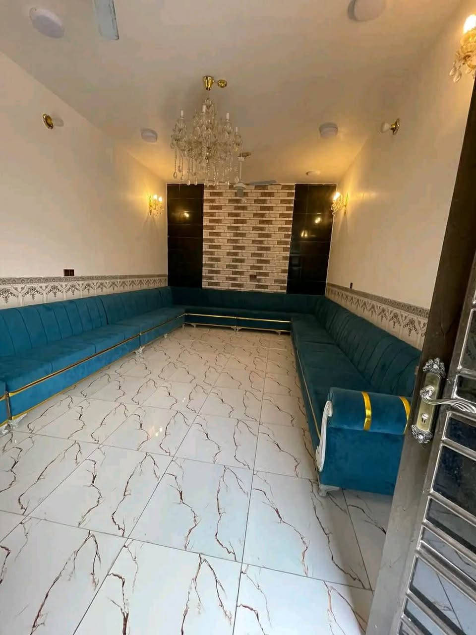 للبيع بستنه ام وليد قرب صيدليه حسين العزاوي مساحه 250 
بيت طابقين
طابق الآۆلْ يحتوي ع مضيف 4×7
صاله 4×5
هول 4×5
غرفتين 4×6. و4×5
مطبخ 4×4
حمام وصحيات
طابق الثاني
يحتوي ع غرفتين 4×6
وصاله 4×5
ومجموعه صحيات
 للاستفسار ***********
