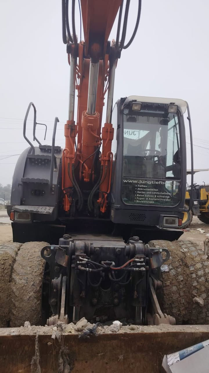 حفارة هيتاشي تاير 2011 للبيع 
كاملة من كلشي وجاهزة للعمل وياها كيلة ونقار 
للاستفسار الاتصال ***********
