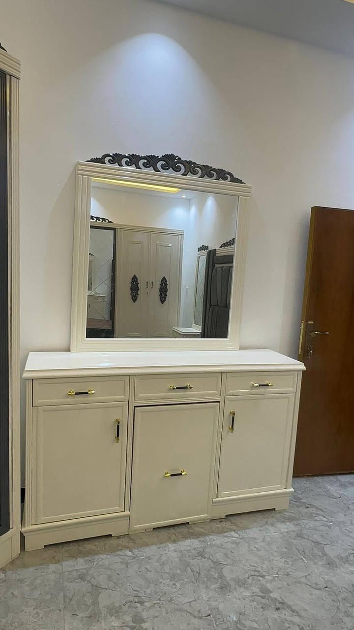 معمل نجارة الايهم 
تم تسليم طلب احد الزبائن في المدائن 
غرفة نوم 6 باب  لون اوف وايت وتطعيم رصاصي  شغل عراقي تزكام
قياس الكنتور عرض350 ارتفاع 250 عمق 60 عرض زاوية
 الملابس 110
وجة الكنتور ام دي اف 6 ملم الداخل صاج طبيعي 4 ملم  رجل لوكنز زان مرتفعة من الارض 
للستفسار
***********
***********
او مراسلة الصفحة
عنوان  بسماية الشارع العام مقابيل مستشفى الجامعة اللبناني
تم تسليم طلب احد الزبائن في المدائن
