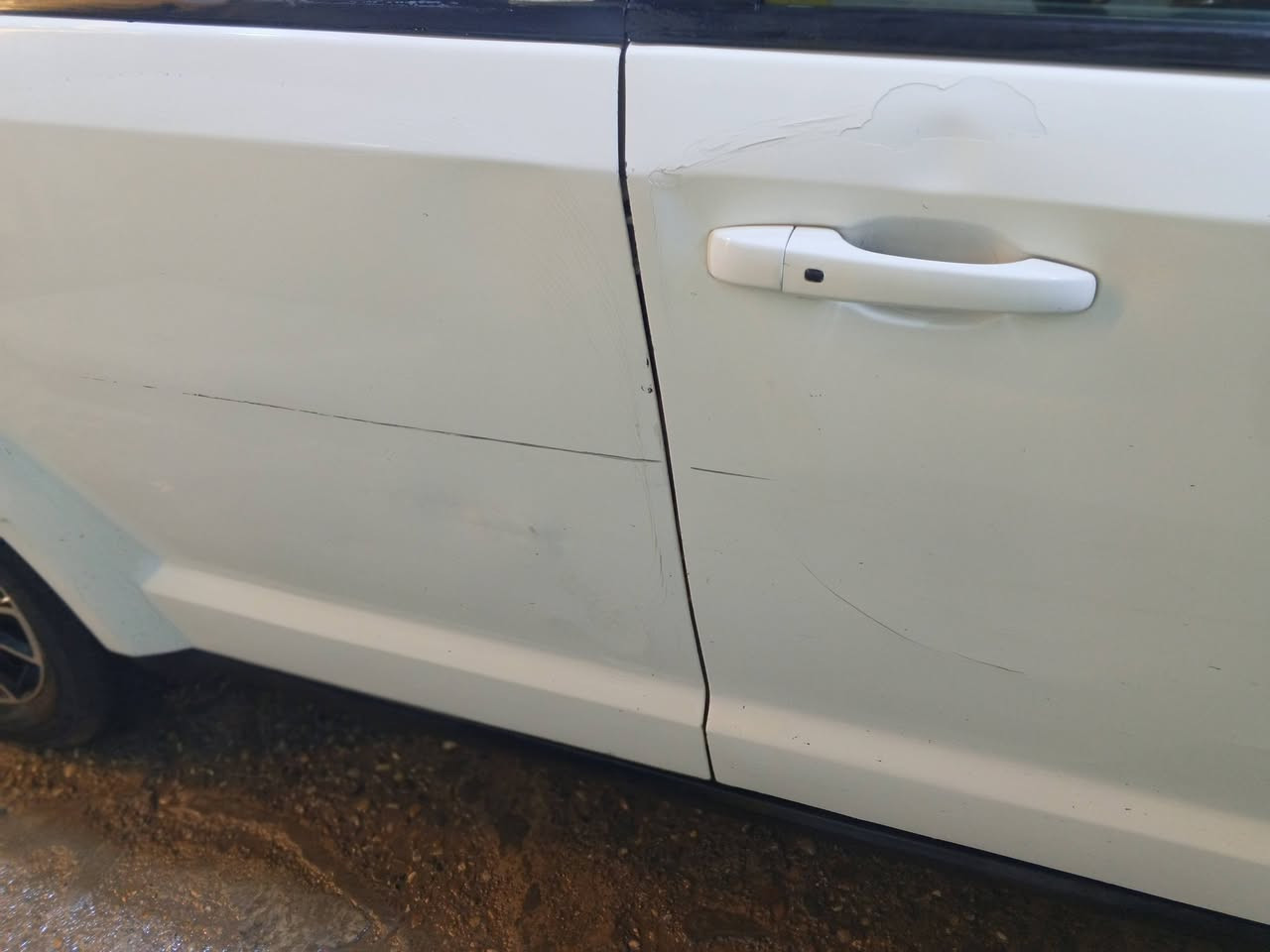 السلام عليكم ورحمه الله وبركاته اخوتي 
دوج جورني 7 راكب موديل 2018 محرك 2400 على وضع الشركه
حادثها بابين جهة الصدر بچم كبس السعر 128 وبيها مجال 
***********
