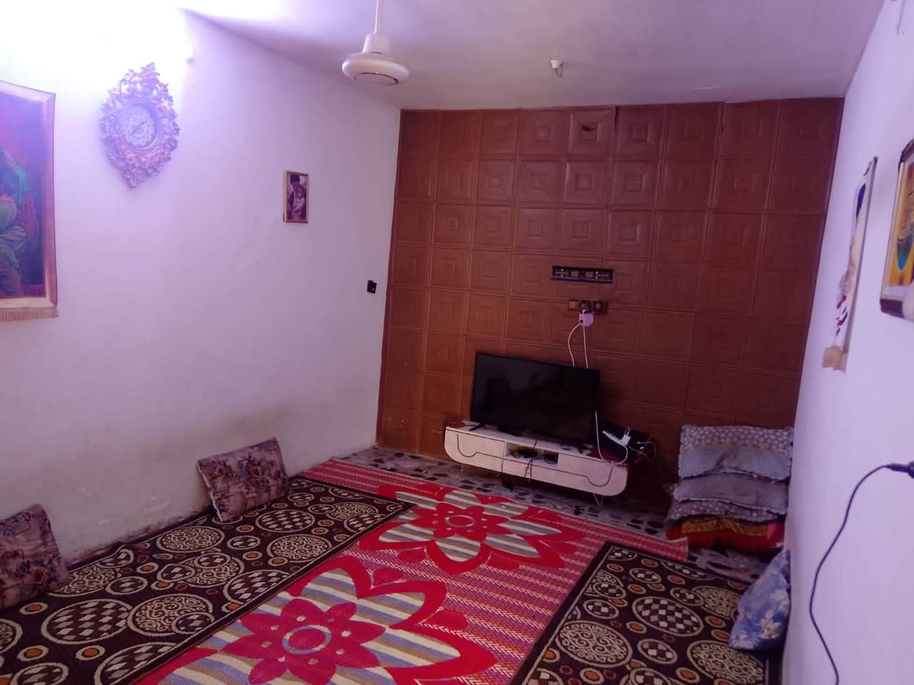 سلام عليكم بيت بم الكبر والغزلان قرب الركن السوري بيت 100 واجهيه 5 يحتوي3 غرف نوم  وغرفه ماكامله البيت واقع حال 
***********
