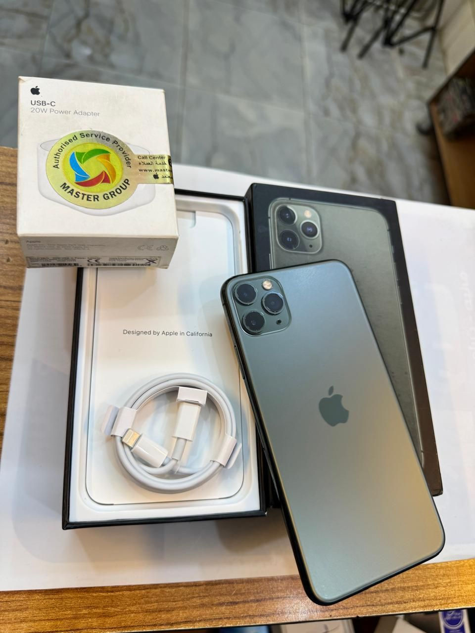 ايفون 11 برو ماكس 256 ذاكرة 
بطارية 94‎%‎‎
نضافة 100‎%‎
كامل ملحقات الاصلية شركة ماستر اصلي وبيه ضمان شرط الفحص 
استخدام قليل
السعر مناسب
***********
العنوان القطاع شارع السوك مجاور عوينات الكرار 
مركز الشمس
