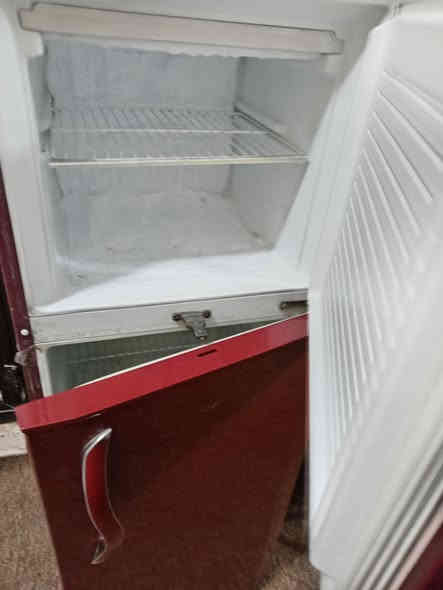 ثلاجه نظيفه للبيع السعر 100 مكاني ضباط البلديات قرب معامل الكاشي *********** واتساب

