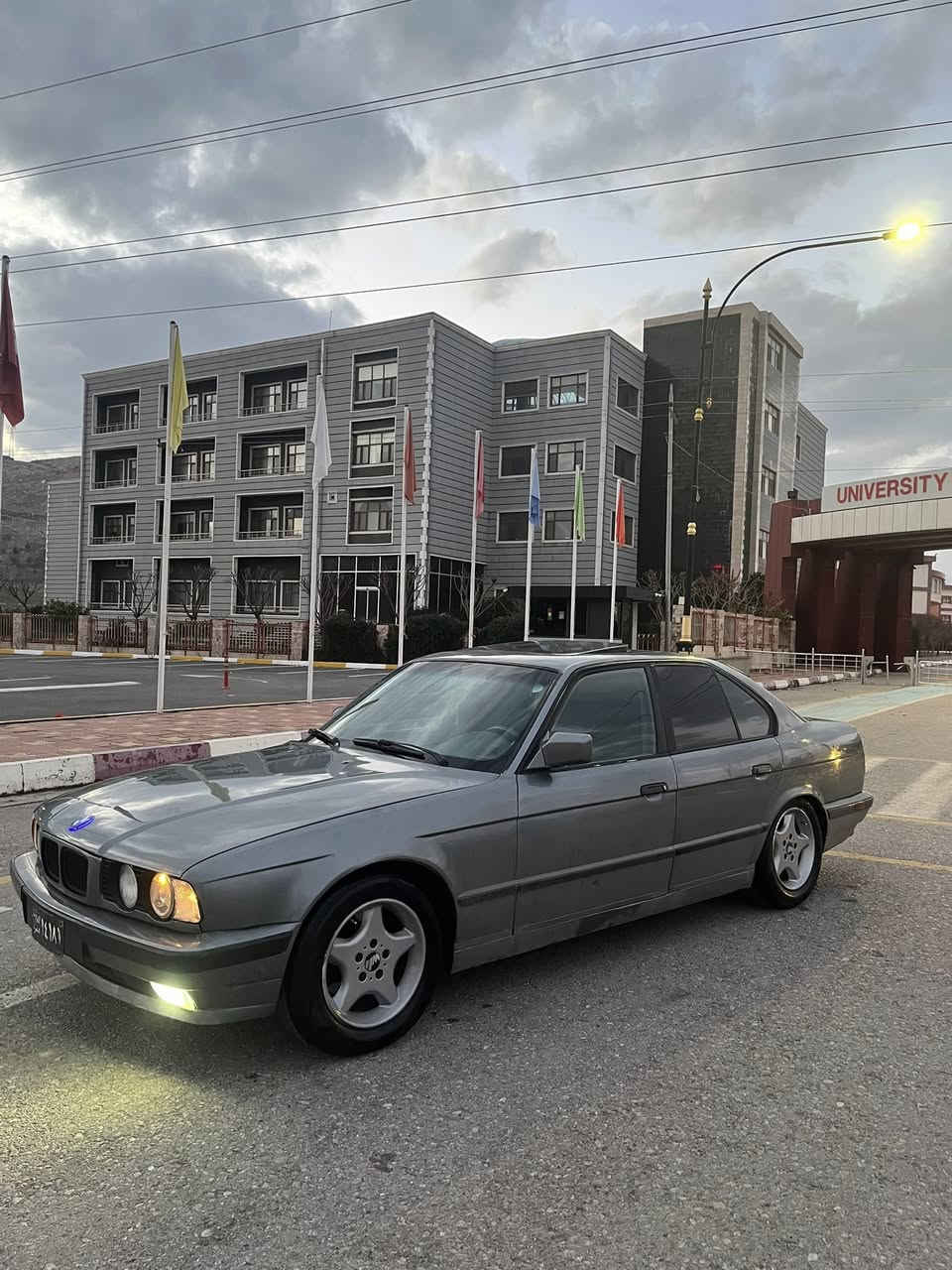 سلاو ى خوا تا ن لى بيت BMWمؤديل 1993ئا رمى سليمانى 525 گير عادى گير مه كينه به شه رت توندوتؤ لى و هه مو گيانى به شه رت سه ياره كه شانى موسه و بى ليدراوى پيشو پشت وا تا هيچى پى وه نيه دواو پيشى كه پسه بى خايس  مالى ده ستى دؤسته ره قه مى دواو پيشى ئه سليه    پيش گه وره و بؤنيت گه وره ..بؤنرخ په يوه ندى به و ژما ره يه وه بكه  .***********
