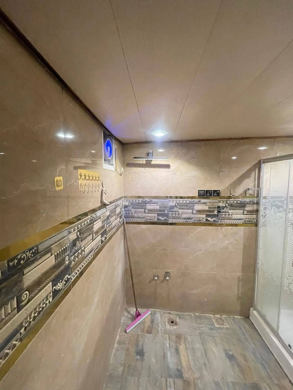 السلام عليكم ورحمة الله وبركاته 

مشتمل للايجار بناء نظيف /المساحه /150 م طابق واحد /الموقع /حله /الاساتذه /خلف شوؤن العشائر /قرب مدرسه ابن سكيت /
🔅⚜️🔅🔅⚜️⚜️⚜️🔅🔅🔅⚜️⚜️🔅
السعر /350 
يتكون البيت من :مطبخ -صاله -كلدور-غرفه -مجمع صحيات -طارمه 
مستعدون لااستــقــبال جميـــــــــع عــــــروضكـم العــــقـاريـــه 
اشـــعنــدك للــبيع او اللإيـــجار. دار. هــيكل. قـــــطع. بـــستــان.  مــزرعـه. دار.مطلــــــوب للمصـــرف .دار قـسـاط مــع ادق تــفاصيــل والـصــــور
واتساب 📩📩 او زيارة المكتب🙋🙋
#متابعه للصفحة ليصلكم كل ماهو جديد
📍📍#مجسر الطهمازية.مجاور المصرف العراقي الاسلامي
☎️مروان القريشي***********
                          ***********
