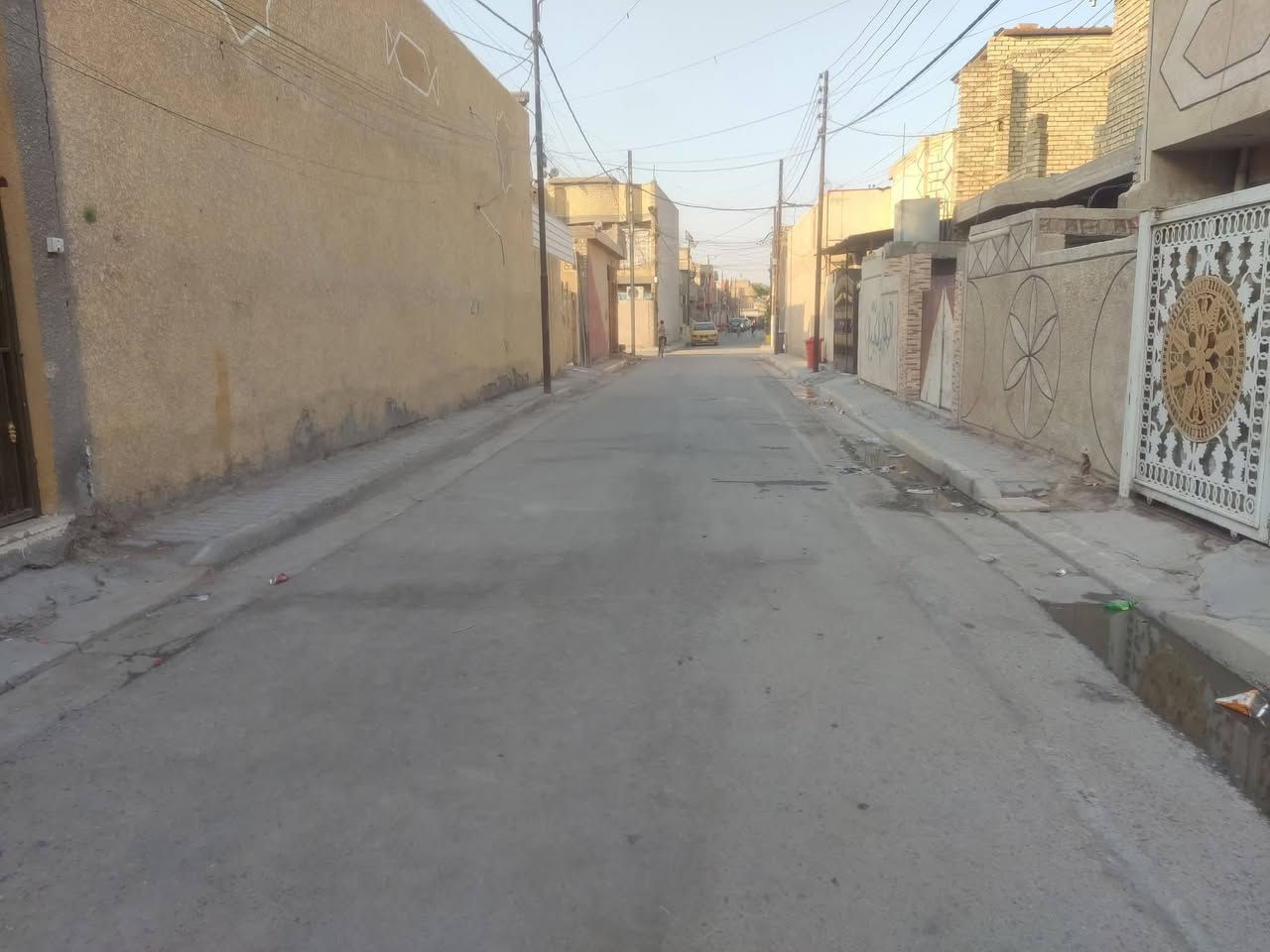 السلام عليكم منزل زراعي سند ٢٥ في بستان علي كمال منطقه الكماليه المساحه ١١٢ متر الواجهه ٨ متر و النزال ١٤ متر بناء عام ٢٠٢٠ طابق واحد كما موضح ب الصور كراج صغير و خدمات متر و ربع مربع و الإستقبال ٤×٥ و غرفه نوم ٤×٥ و مطبخ بارد مفتوح على صاله الجلوس ٤×١٠ و خدمات دخليه غربي مع حمام ٢×٢٥ و مطبخ حار ٦×١،٢٥ و بيتونه كبيره ٨×٤ و الستاره بناء مترين ارتفاع تسعه انج و ارتفاع السقف ٣ متر و ١٥ سم و شتايكر كامل المنزل كما ترونه لا يحتاج ان تصرف عليه بعون الله تعالى السعر ب الاتصال على الرقم ***********  اعتذر عن عدم الرد في التعليقات لعدم تواجدي في الفيس بوك و متواجد على ال وتساب اتصل بأي وقت يعجبك
***********
