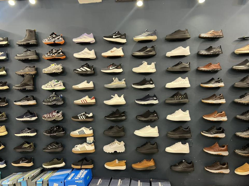 السلام عليكم  بضاعة للبيع جديدة  قياسات كاملة يعني كل موديل مبيوع منه قطعة قطعتين  واكو كم موديل ضال بيهن قطع البضاعة تنباع بيعة وحدة 

اما بخصوص الغراض عادي ابيعلك ع احتياجك 
 
1-  البضاعة اجلكم الله تنباع بيعة وحدة
شحاطات --احذيه-- نعل
2- ديكور
3- الاعلان
4- وكبنك 5 امتار 
5- تعاليك 150 قطعة
6- تعلاكة مال سليبرات 500 قطعة او اكثر 
والي يحب يشتري المحل كامل هم عادي مكانه شغال والمحل قديم ومعروف وينباع مع البيج 
عنوانة بغداد الشعلة مدخل شارع 60 ثالث عمارة ع يسار
***********
