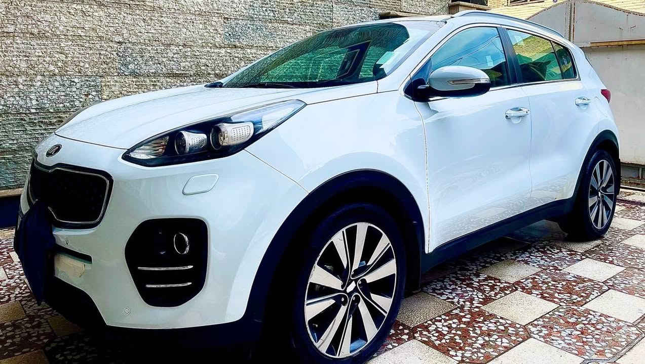 سبورتج 2018خليجي
السيارة كلش نضيفه مكفوله من الصبغ بيهه مكانين بارد موضح بلصور
ماشيه 100الف 
محرك 2000دوش.
بصمه.
كشنات جلد.
داخل عسلي.
زراگات.
اشاير بلمري.
نضام ترحيب.
تخم تاير جديد. 
مكان السيارة بغداد السعر 180بيهه مجال بسيط 
الرقم ***********
