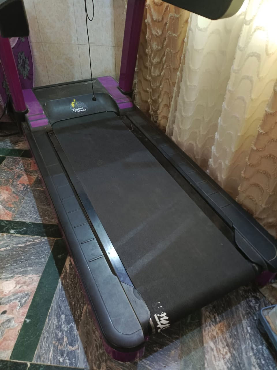 للبيع جهاز سير كهربائي (Treadmill)
Life Fitness (لايف فيتنس)

الشركة: أمريكية (USA).
مع دمبلصات سيت عدد ٨ 
للاستفسار *********** مكاني نجف
