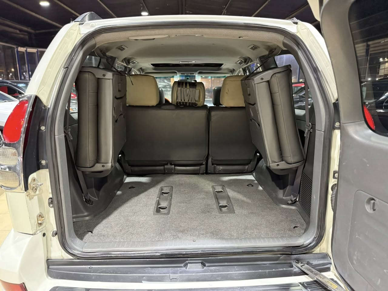 من رخصة الادمن المحترم 🌹
#تويوتا  برادو فئة VX فول مواصفات محرك 4000 ستة سلندر موديل 2009 لون ابيض

#الضرر : يوجد صبغات في السيارة اثر شخوط

#الرقم : بغداد ( الرقم الدولي الحديث )

#المواصفات :

▪️السيارة : تويوتا برادو لون ابيض

▪️الموديل : 2009

▪️المحرك : 4000 (ستة سلندر)

▪️حجم الويل : ويل كب حجم 19 مع طقم تايرات بحالة ممتازة

▪️لايتات اصفر عالي وناصي مع كشافات دعامية

▪️نظام التعليق الهوائي

▪️دفع رباعي 4*4

▪️تدفئة مقاعد

▪️فتحة سقف (سلايد روف) 

▪️ثلاجة

▪️السيارة سبعة راكب

▪️كشنات السيارة جلد رصاصي 

▪️شاشة الدشبول كبيرة للتحكم بايعازات السياراة

▪️تحكم ستيرن جهتين بلوتوث وحاكية وكروس سرعة وتحكم صوت 

▪️نظام ABS مانع انزلاق

▪️السيارة جديدة و بوضع الشركة.

السعر المطلوب : 148 ورقة مع المجال

 

الاتصال على : ***********

مكان السيارة: النجف - المدينة المائية -مقابل حي الجامعة. معرض سما دبي
