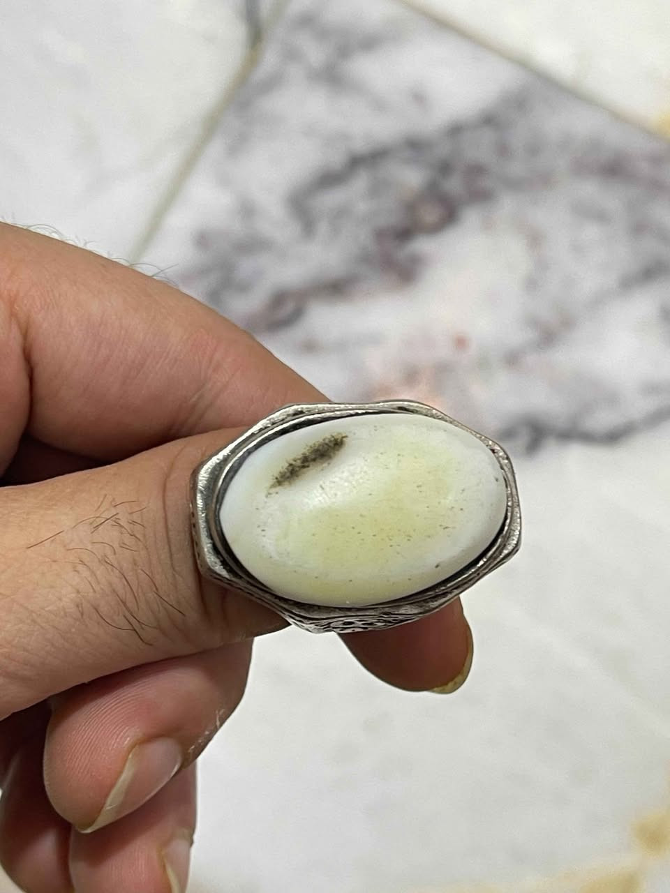 💍 محبس فضة إيرانية أصلي بتصميم تراثي أنيق
السعر 40 الف والتوصيل مجاني

 مرصع بحجر أبيض طبيعي بيضاوي يتميز بعروق طبيعية فريدة تضفي عليه طابعاً مميزاً لا يتكرر. صناعة متينة ونقوش جانبية جميلة تعكس فخامة وأناقة الخاتم، مناسب للاستخدام اليومي ولعشاق المحابس الكلاسيكية والتراثية.

✨ المواصفات:

فضة إيرانية.

حجر أبيض طبيعي بعروق مميزة.

تصميم رجالي فاخر.

نقش جانبي أنيق وتشطيب متقن.

قطعة مميزة تناسب الاقتناء أو الإهداء. بغداد, العراق


**إذا كنت صاحب هذا الإعلان وتريد حذفه لأي سبب، رجاءا أرسل رسالة إلى الدعم الفني**